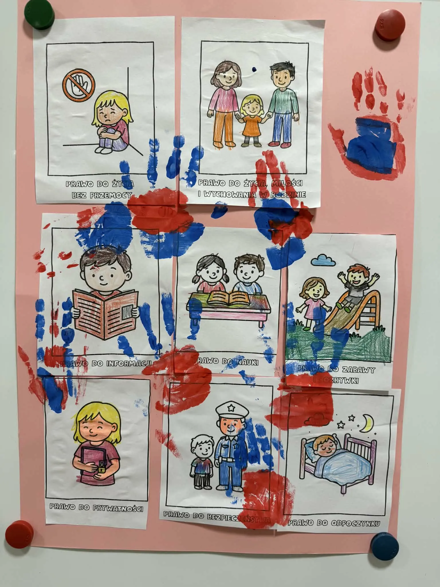 Plakat zrobiony przez przedszkolaków odnośnie praw dziecka 