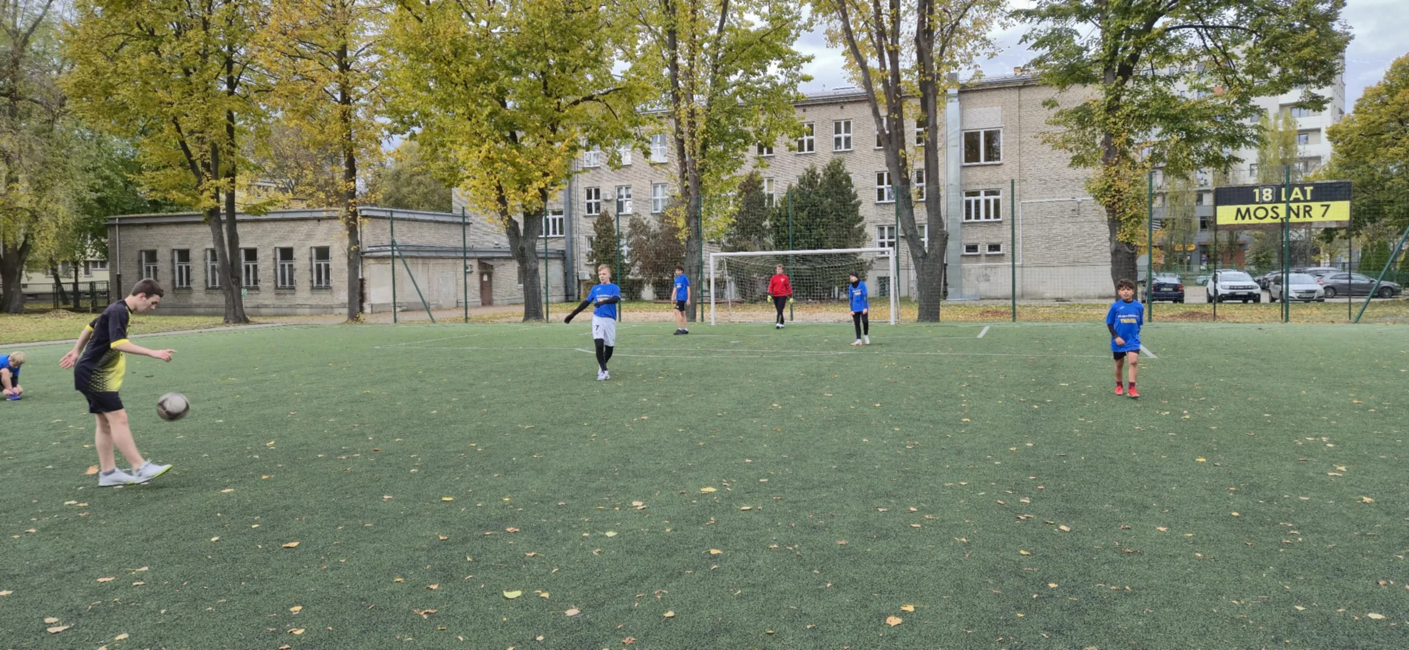 mecz piłki nożnej uczniów szkoły
