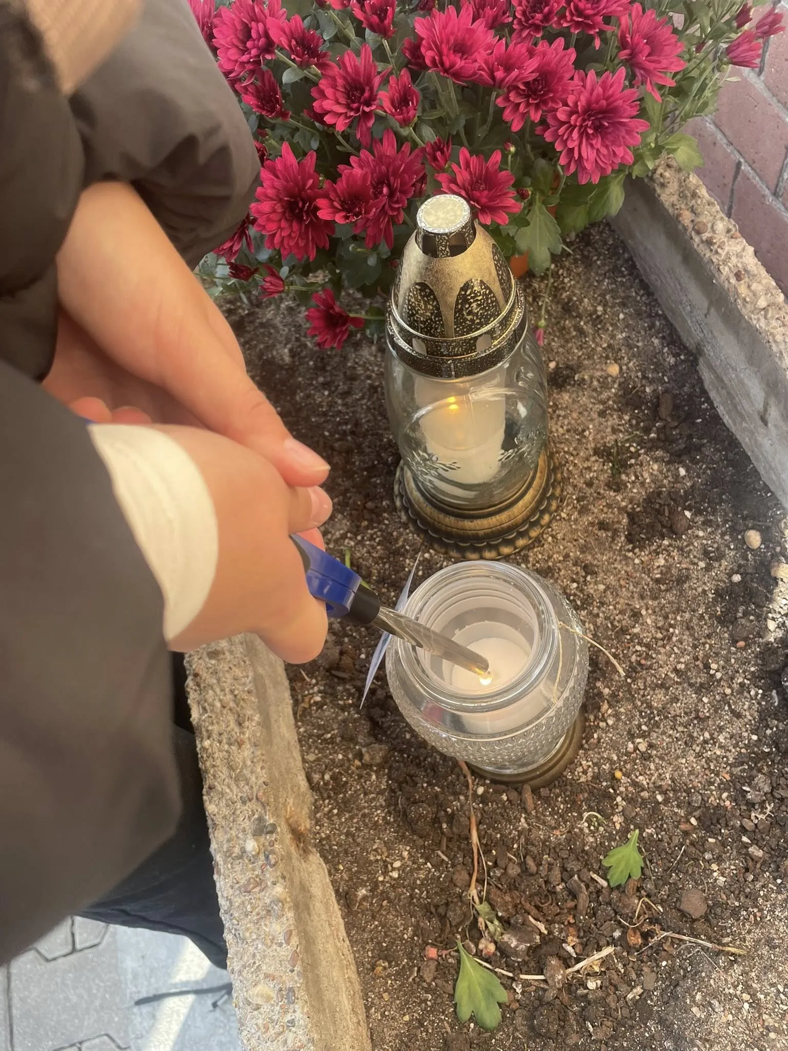 Uczeń zapalający znicz