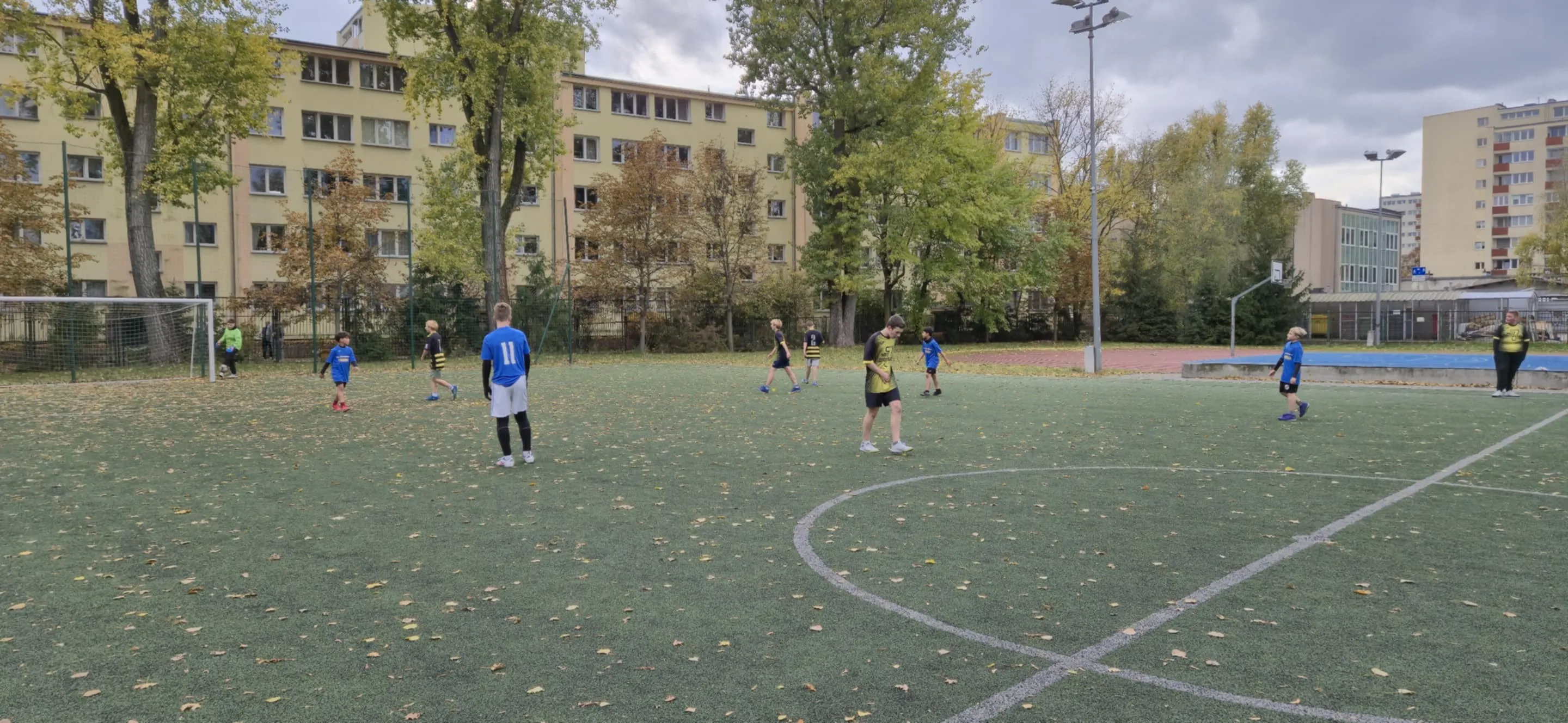 mecz piłki nożnej uczniów szkoły
