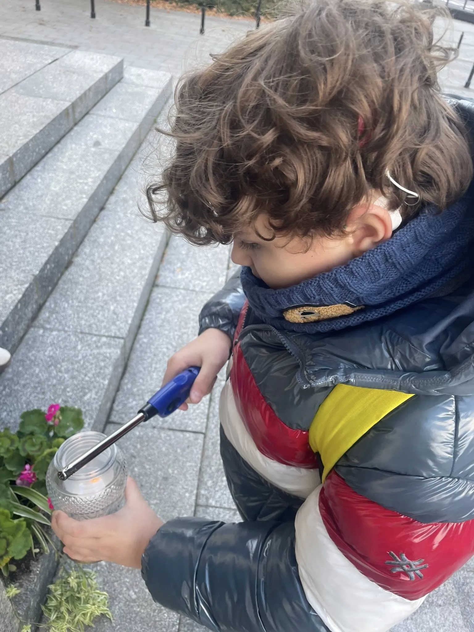 Uczeń zapalający znicz