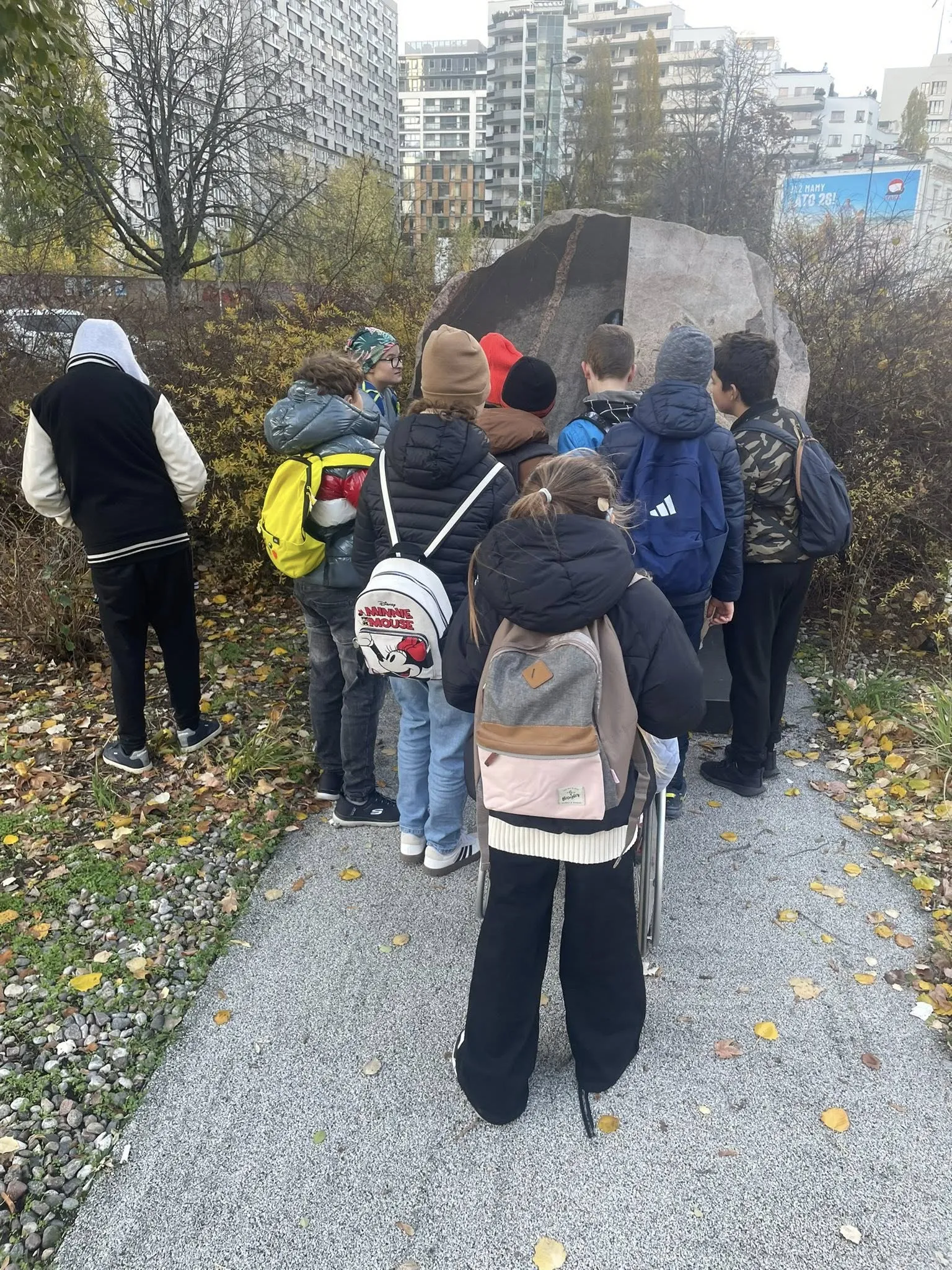 Uczniowie przy pomniku Broni Polski Podziemnej