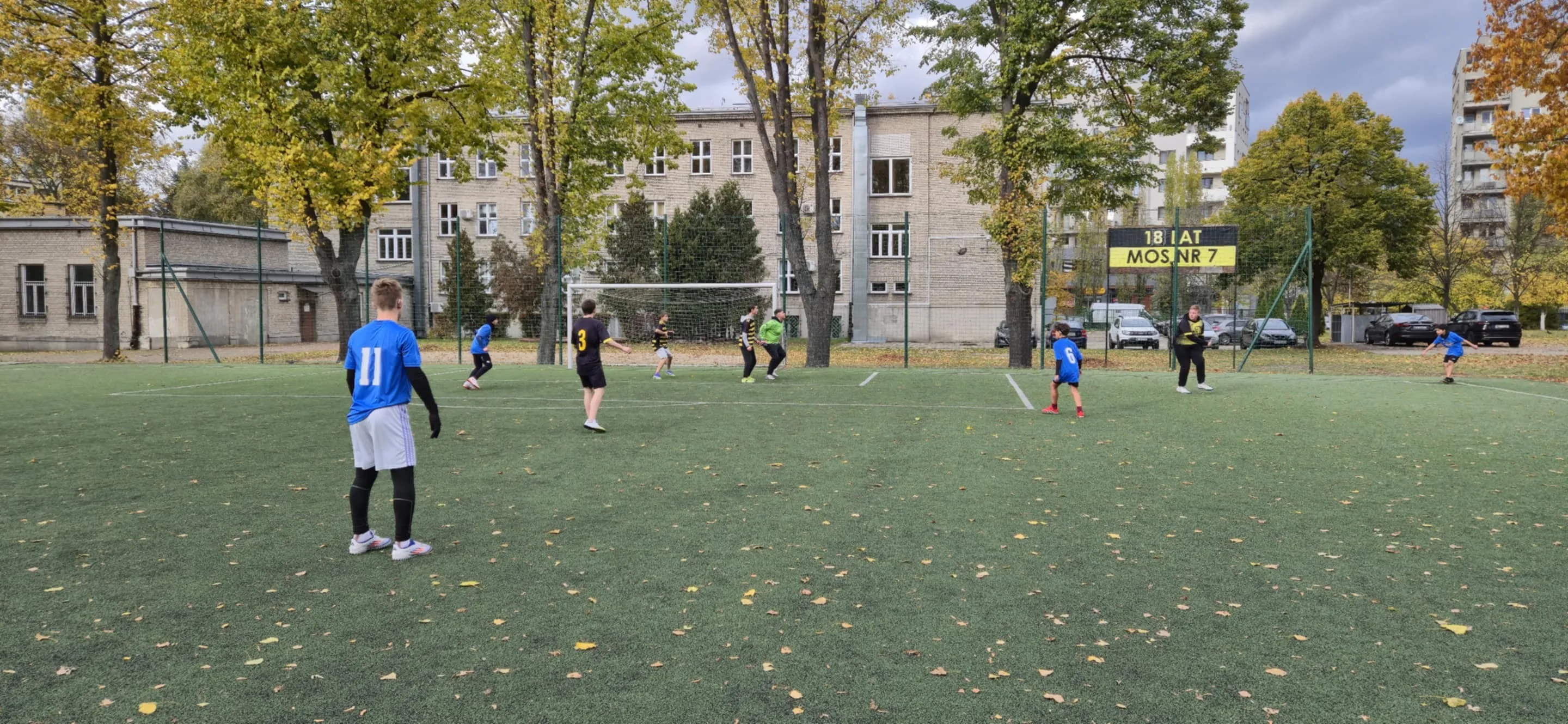 mecz piłki nożnej uczniów szkoły