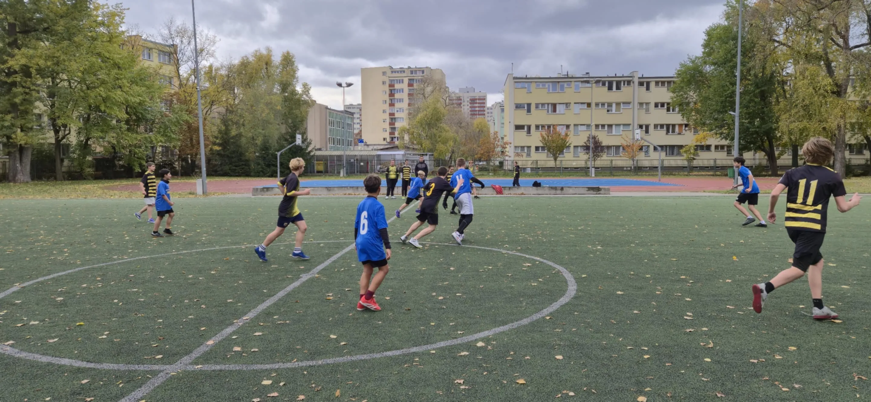 mecz piłki nożnej uczniów szkoły