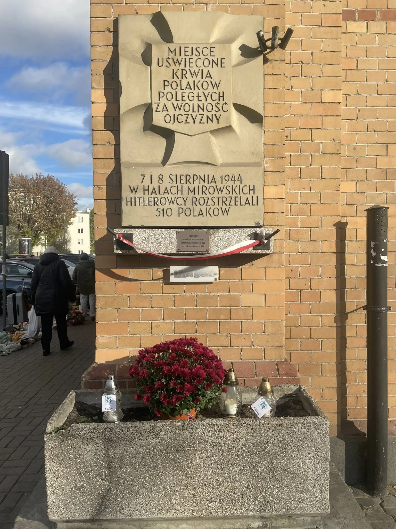 Tablicy upamiętniającej egzekucję Polaków w Halach Mirowskich