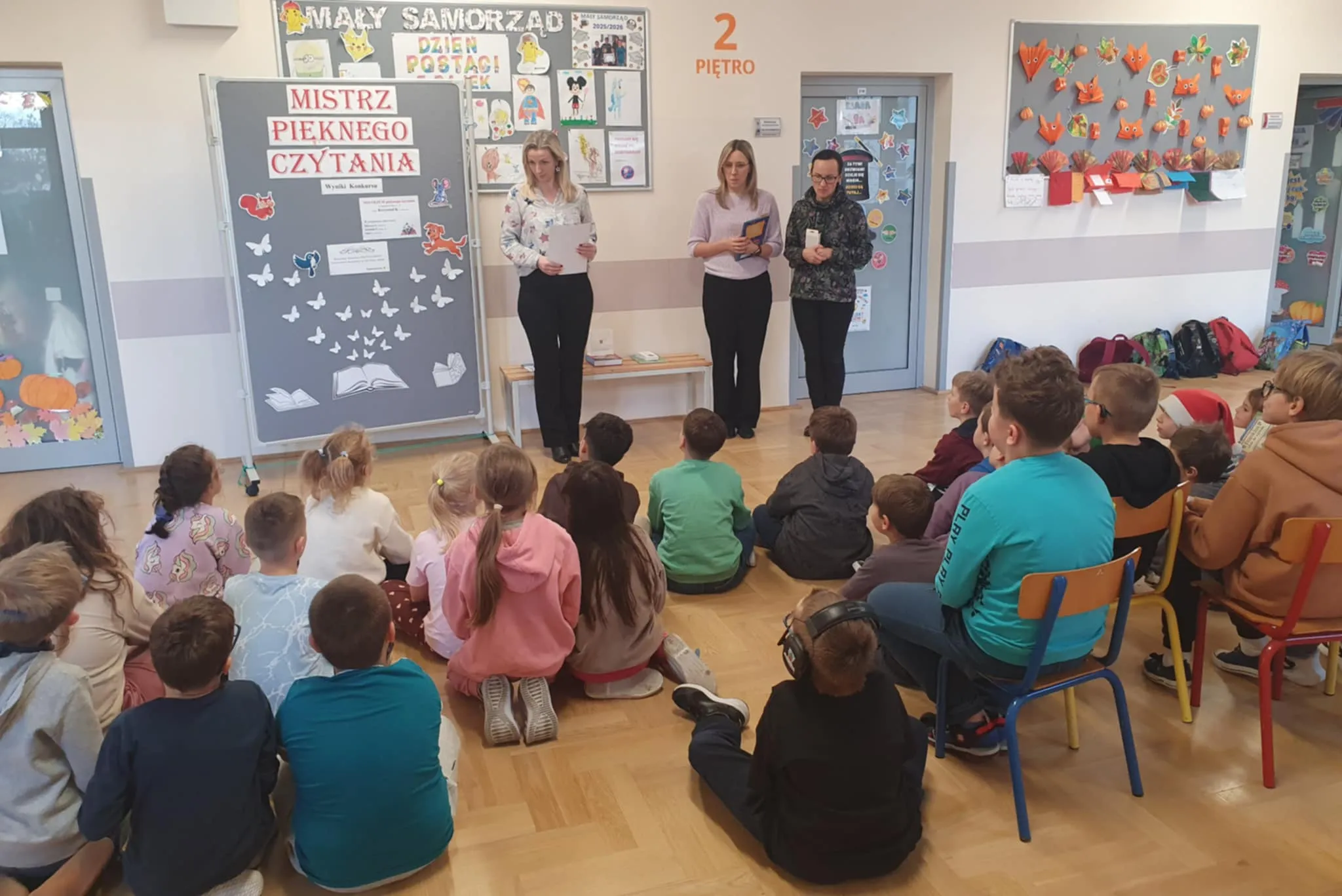 Uczniowie oczekujący na ogłoszenie wyników konkursu