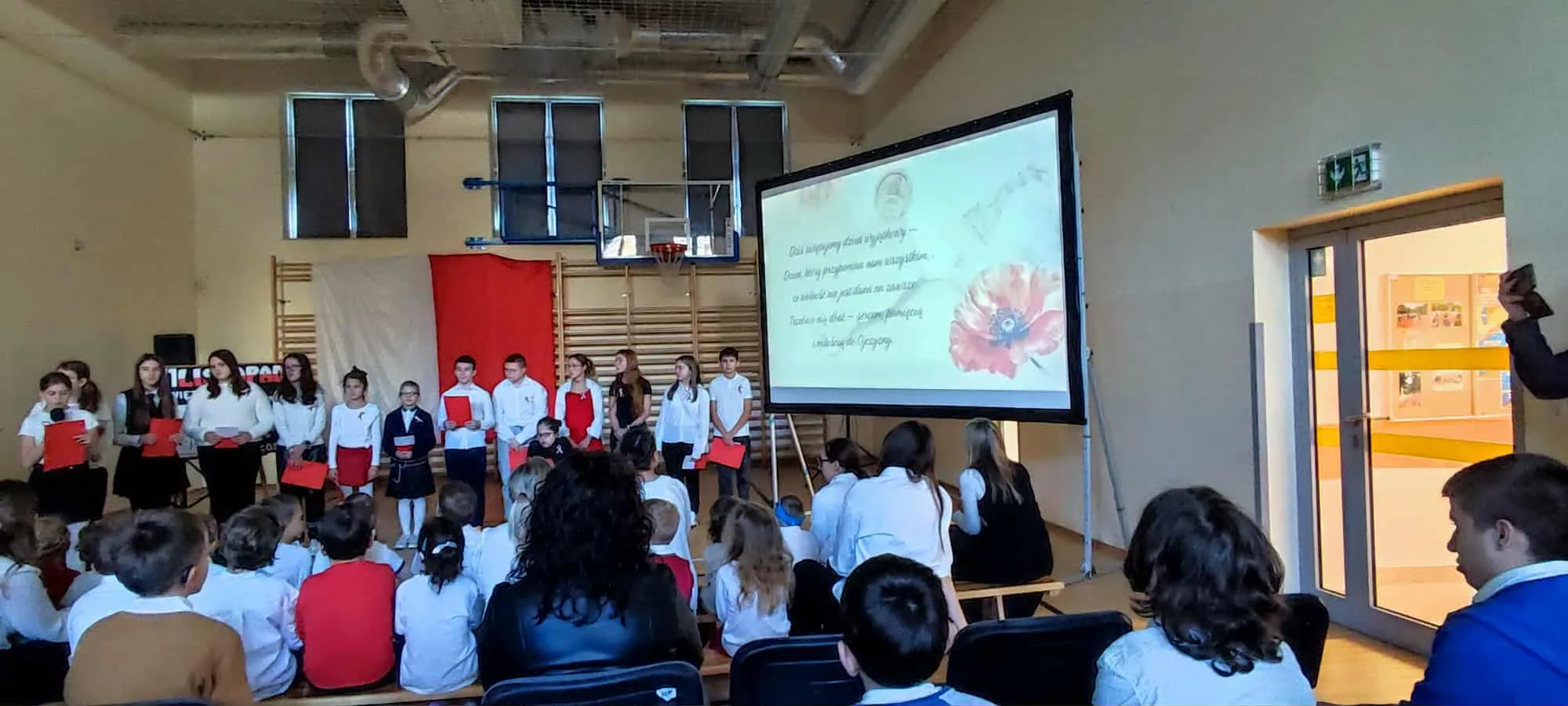 Uczniowie podczas apelu z okazji Narodowego Święta Niepodległości