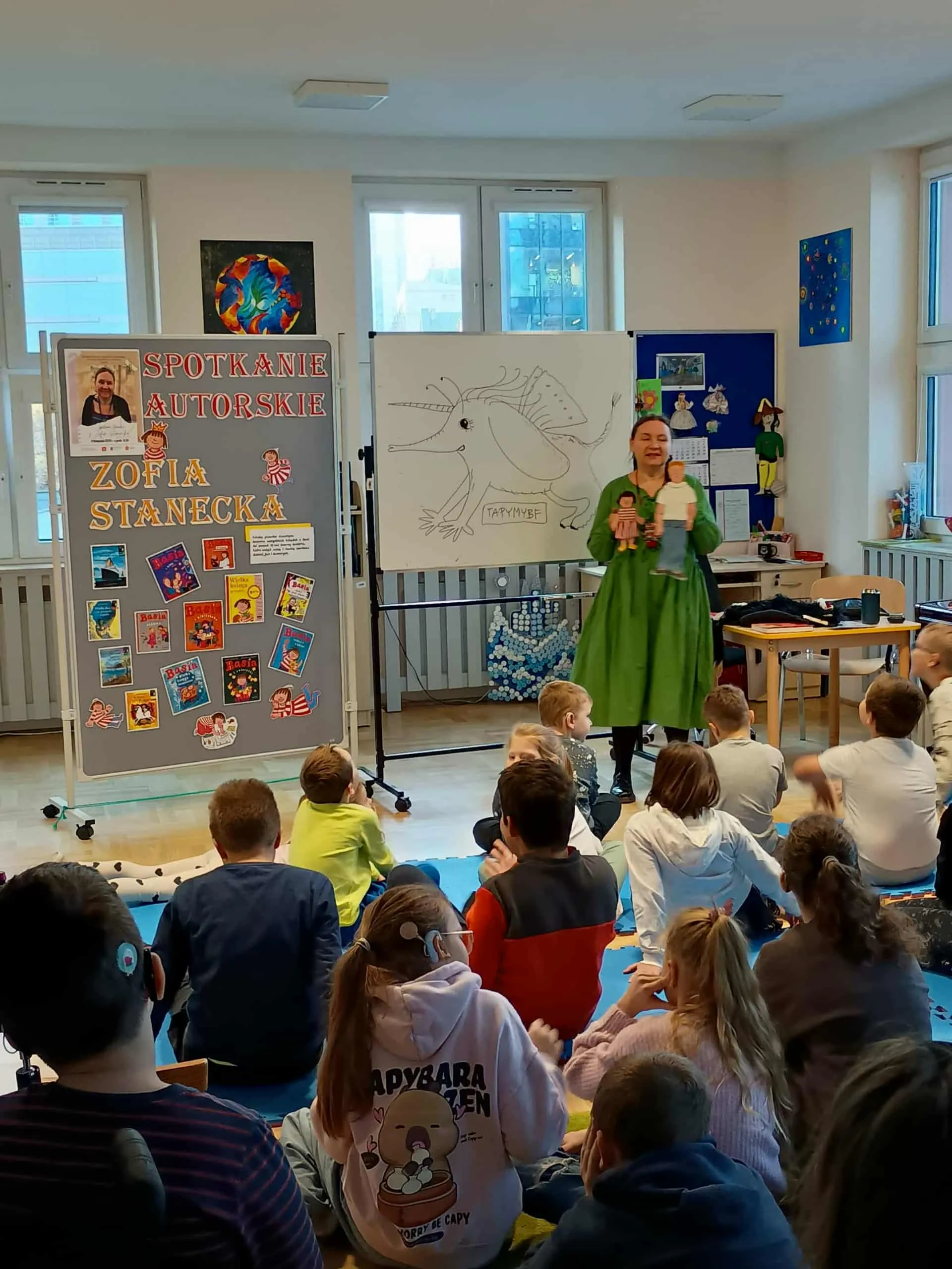 Uczniowie słuchający opowieści pani Zofii 