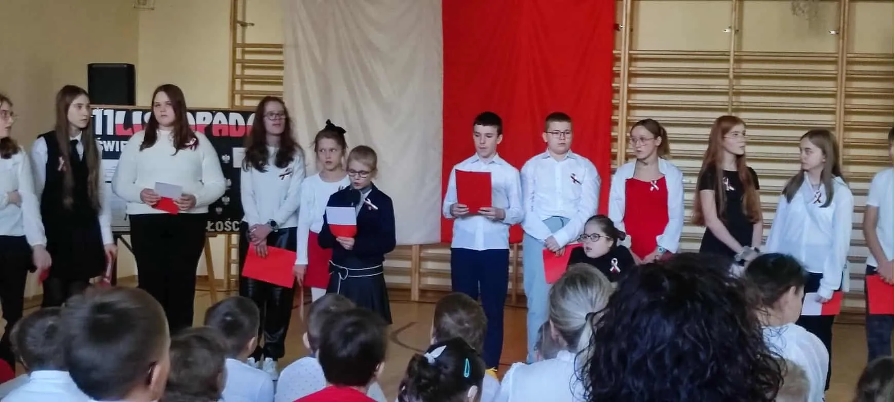 Uczniowie podczas apelu z okazji Narodowego Święta Niepodległości