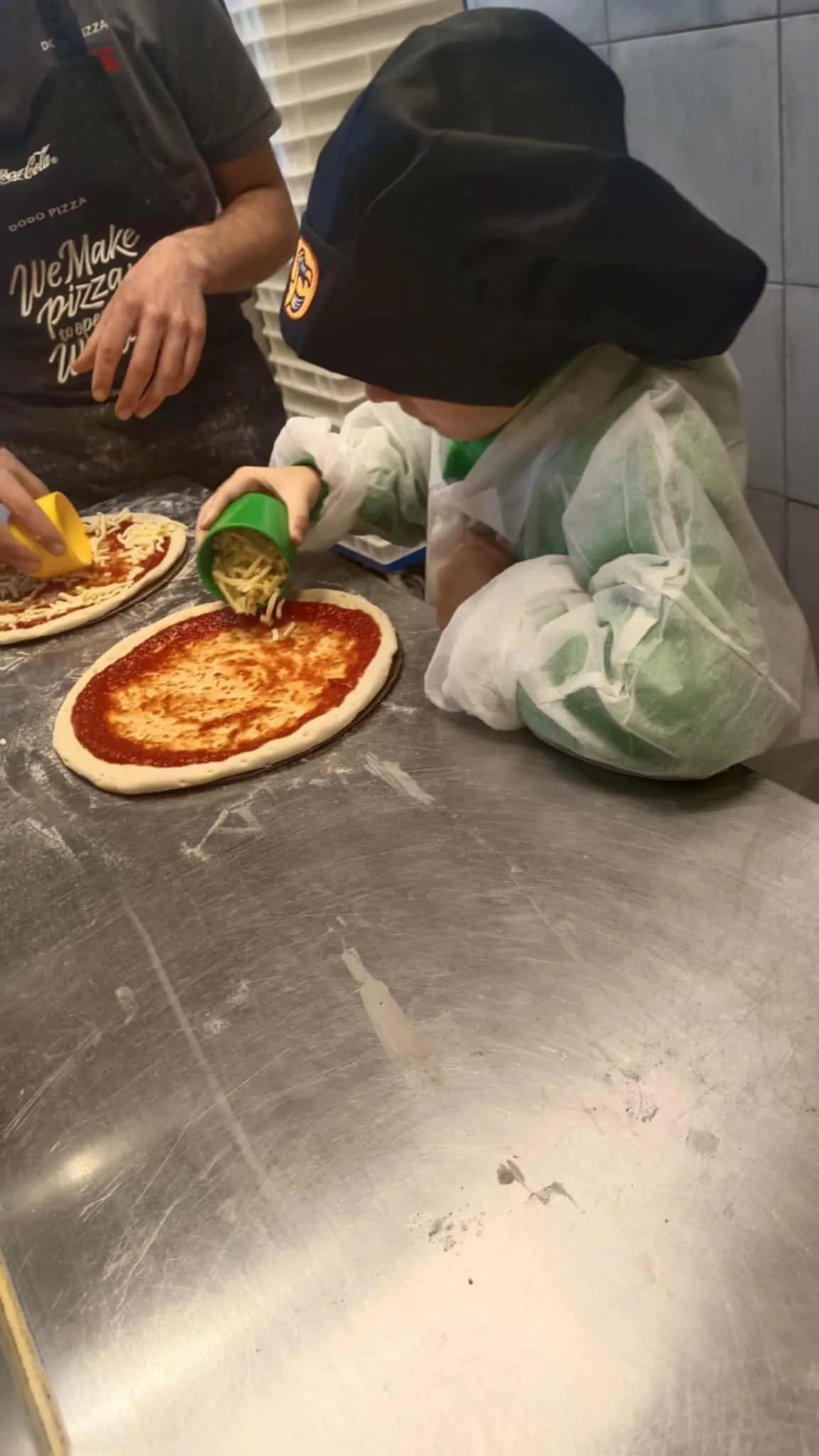 Uczeń robiący pizzę