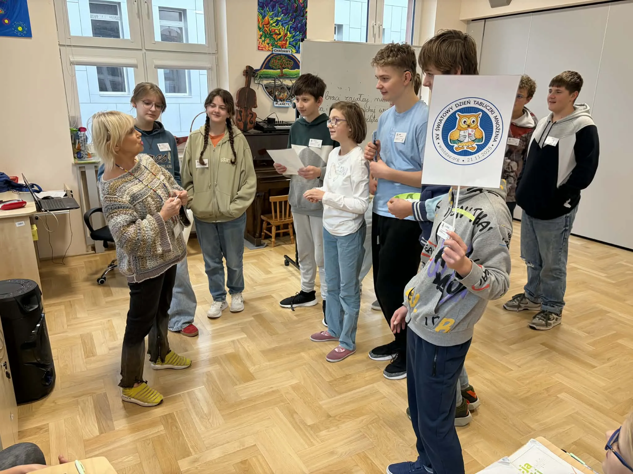 Delegacja uczniów sprawdzająca znajomość tabliczki uczniów wśród pracowników szkoły