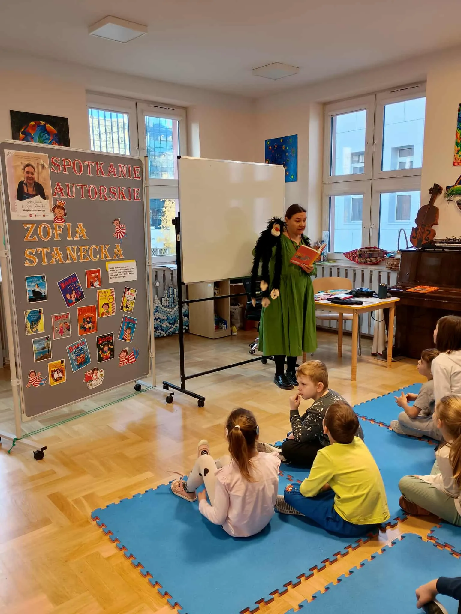 Uczniowie słuchający opowieści pani Zofii 