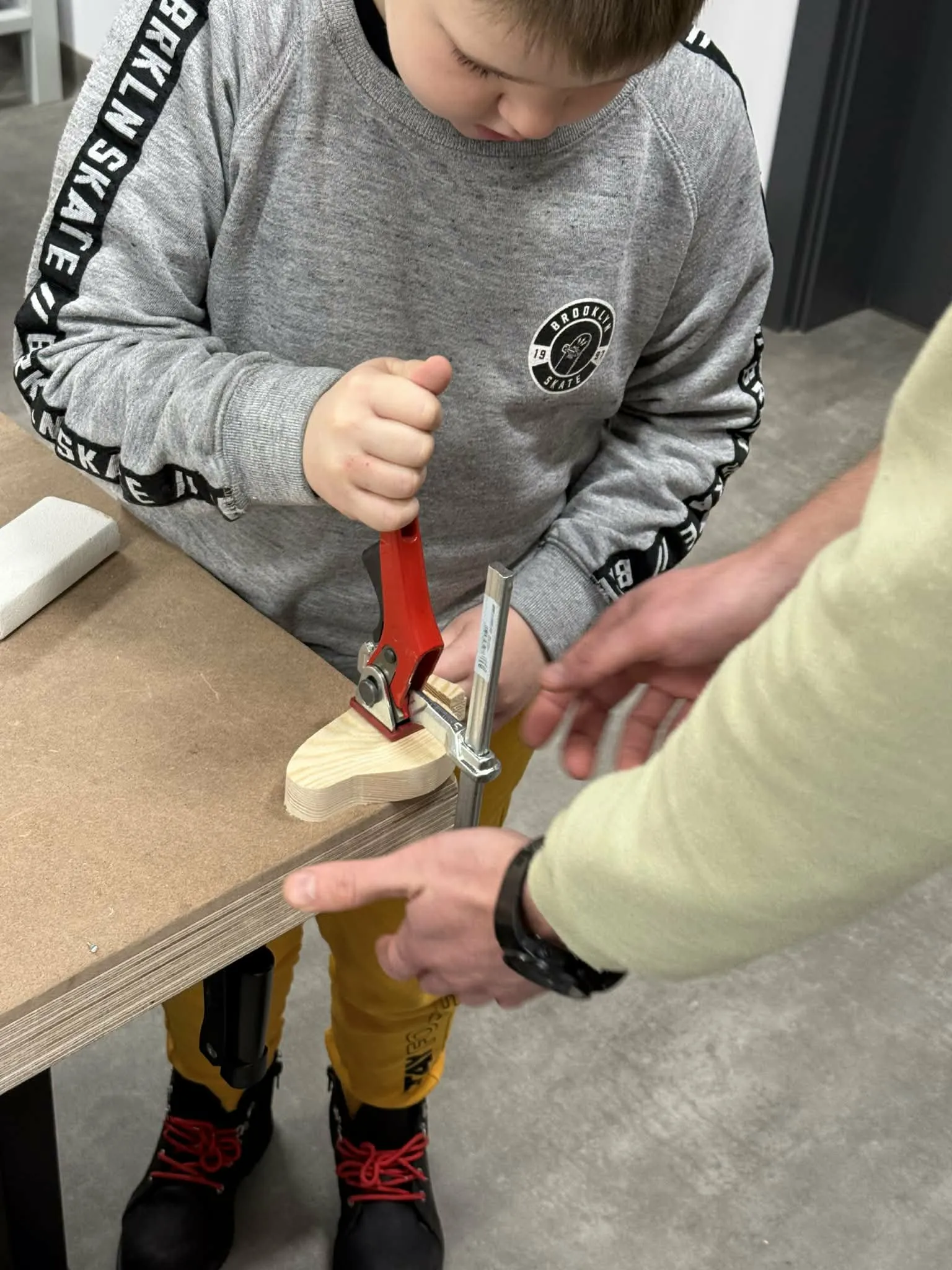 Ściskanie pingwina specjalistycznym narzędziem przez dziecko 