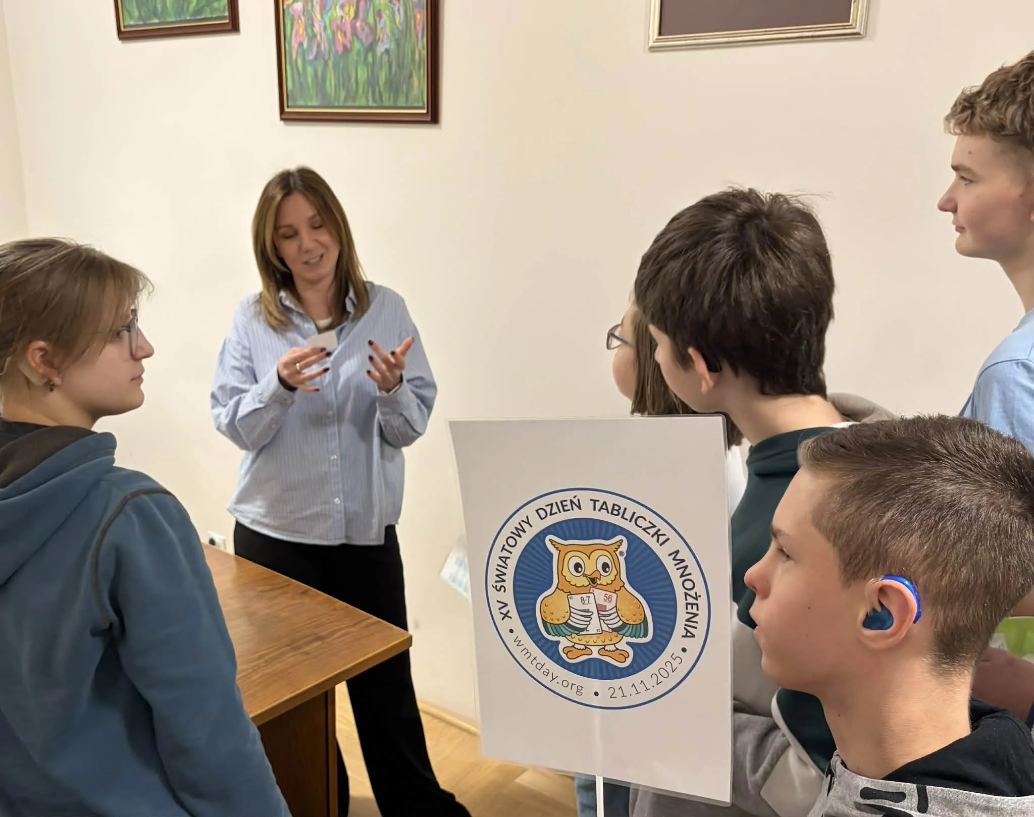 Delegacja uczniów sprawdzająca znajomość tabliczki uczniów wśród pracowników szkoły