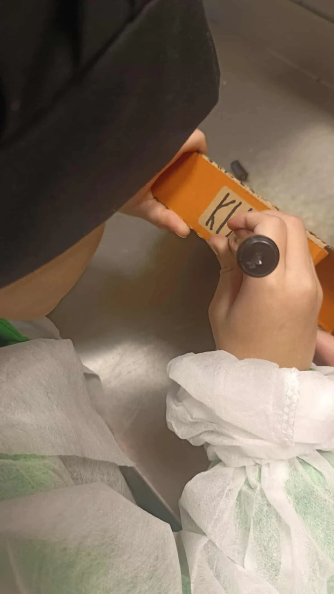 Uczeń podpisujący swoje pudełko pizzy