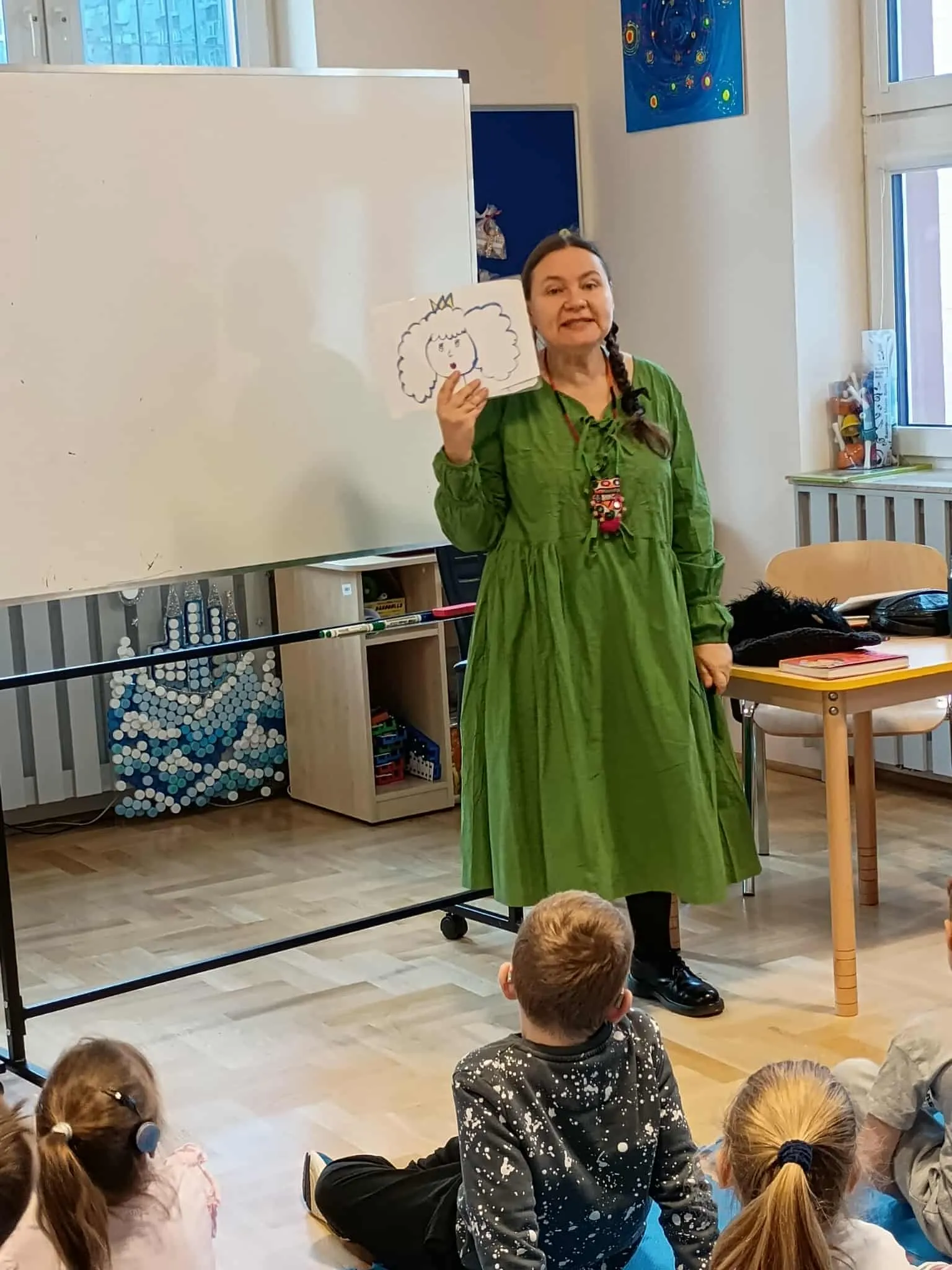 Uczniowie słuchający opowieści pani Zofii 