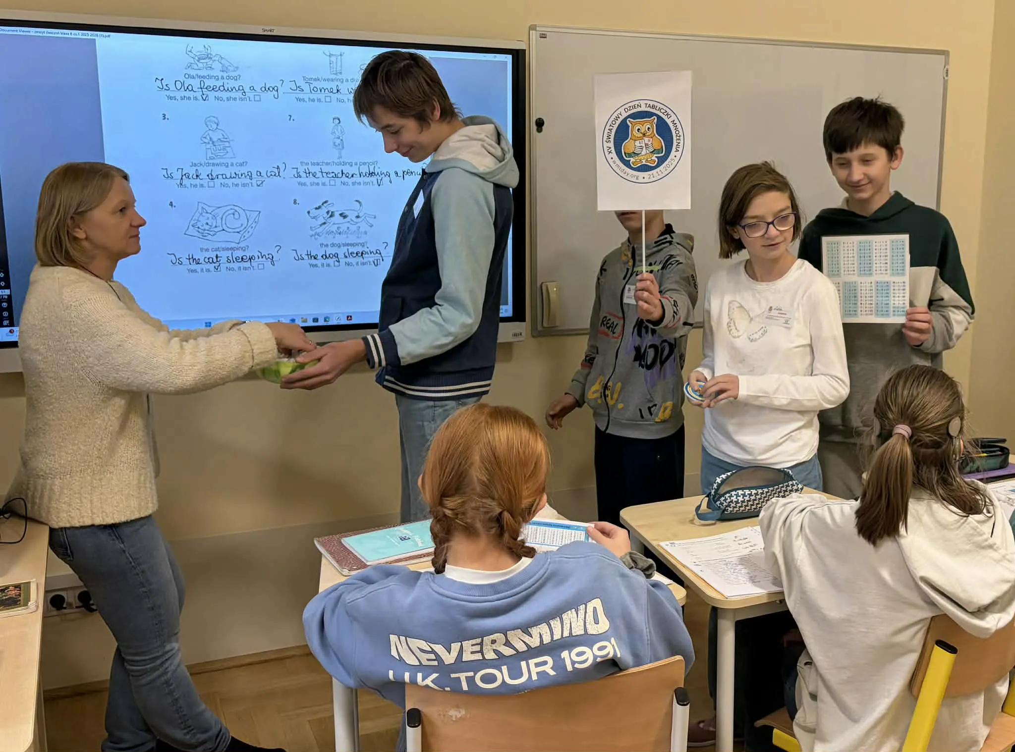 Delegacja uczniów sprawdzająca znajomość tabliczki uczniów wśród pracowników szkoły