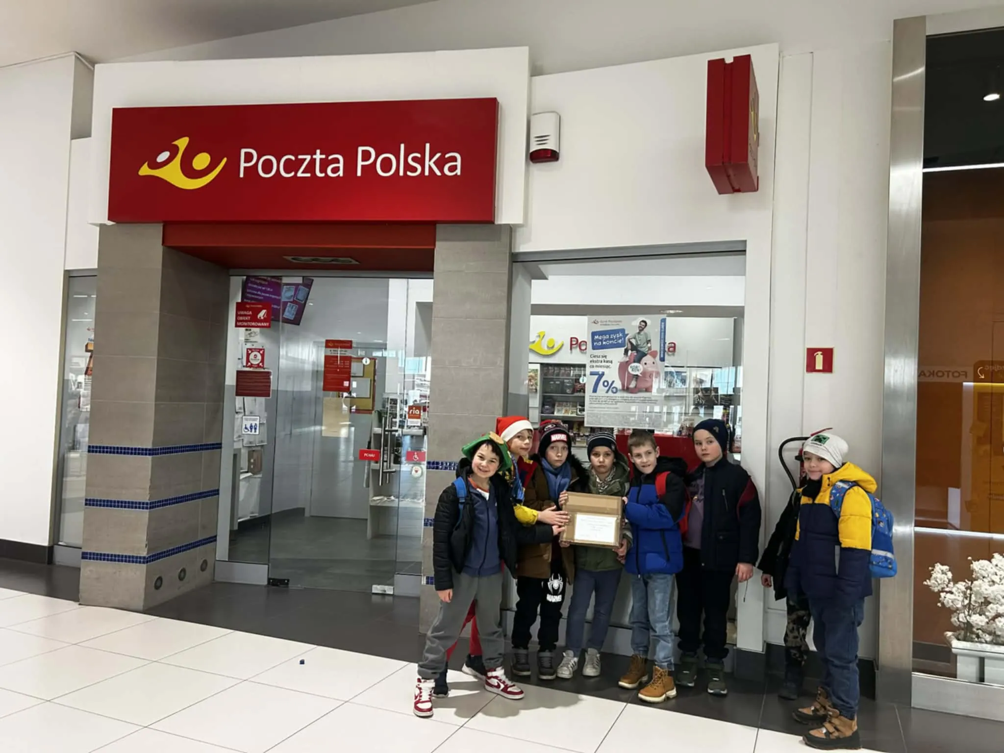 Uczniowie przed wejściem na pocztę 