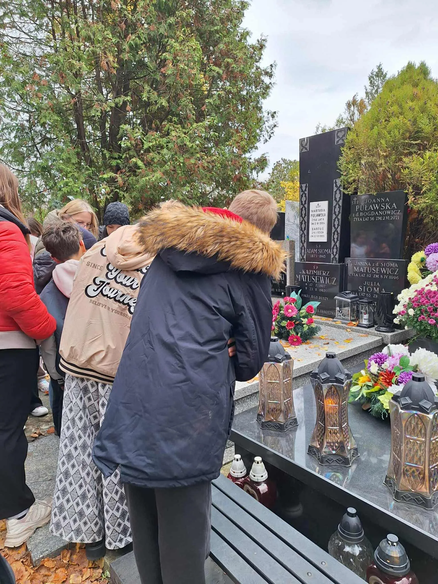 Uczniowie odwiedzają groby zasłużonych