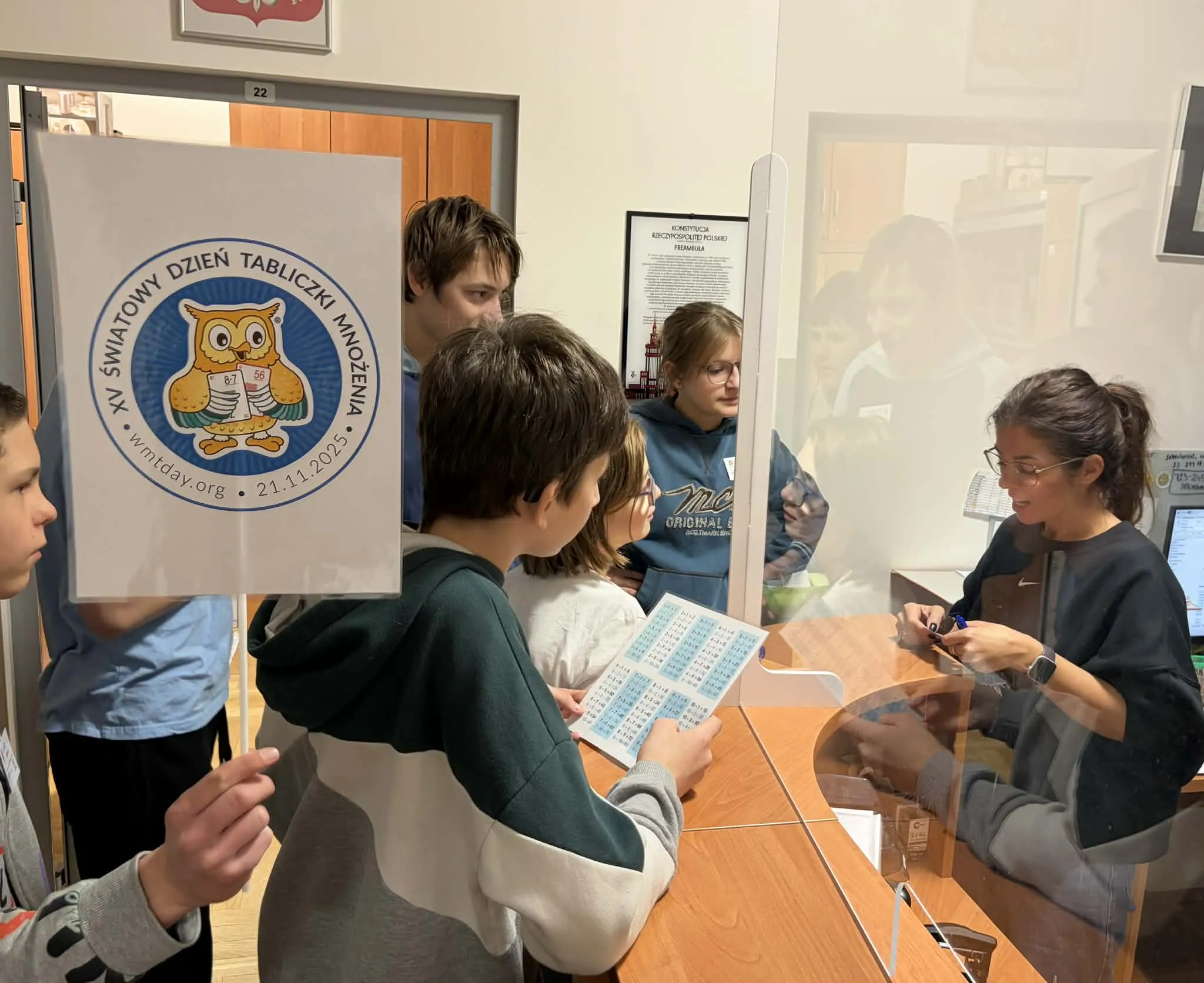 Delegacja uczniów sprawdzająca znajomość tabliczki uczniów wśród pracowników szkoły