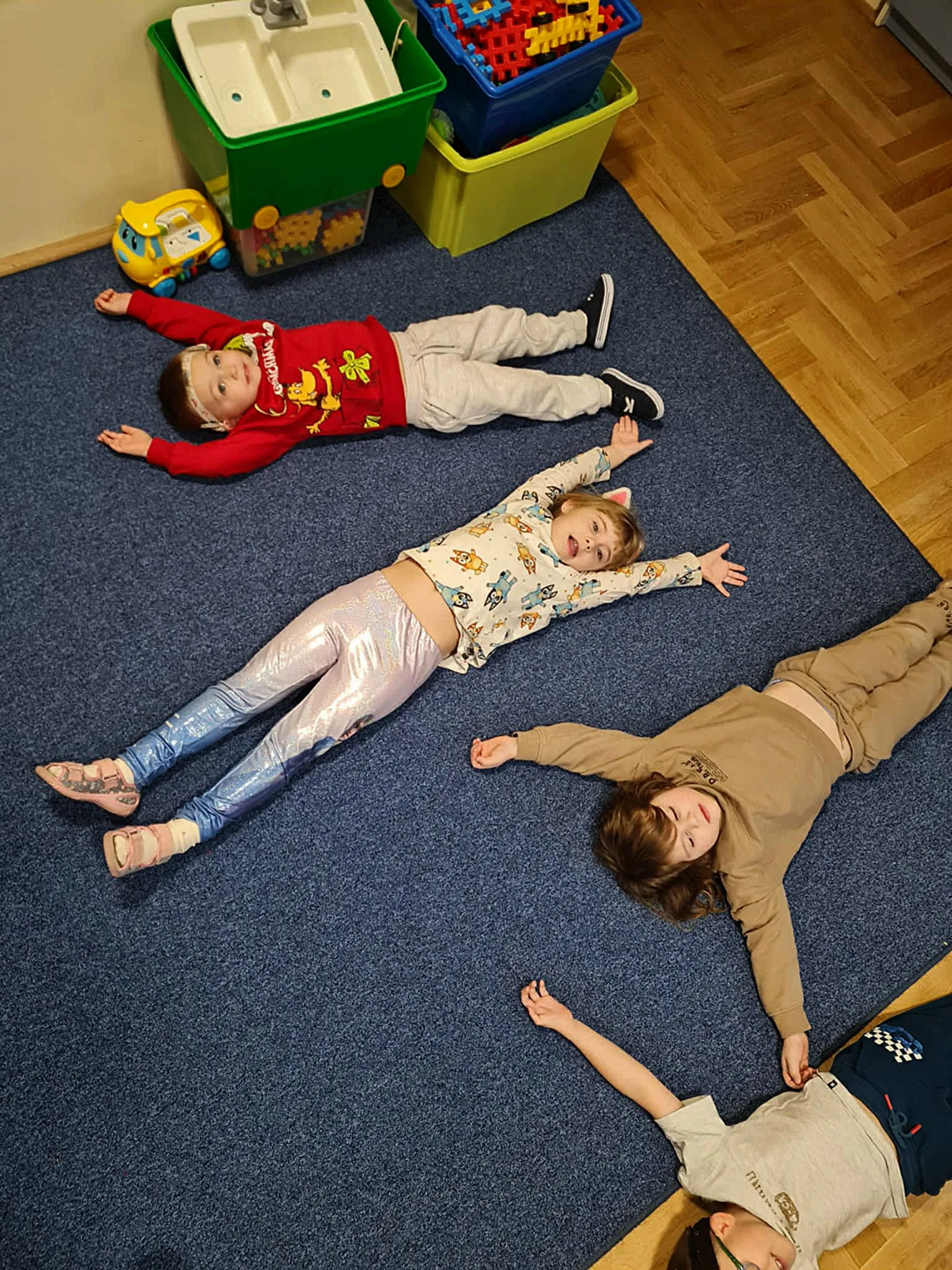 Leżące przedszkolaki ułożony w literkę Y