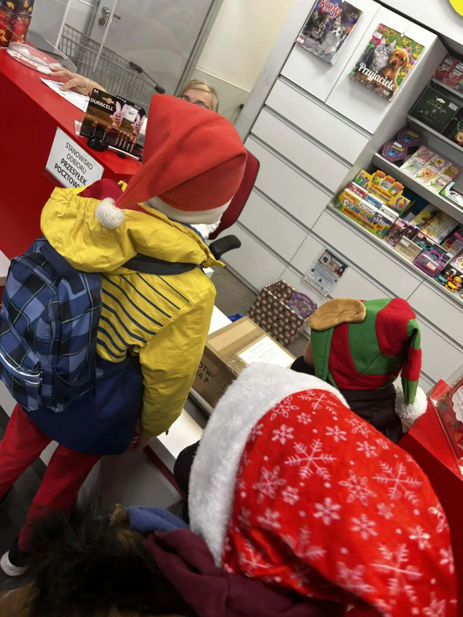 Uczniowie wysyłający paczkę na poczcie 