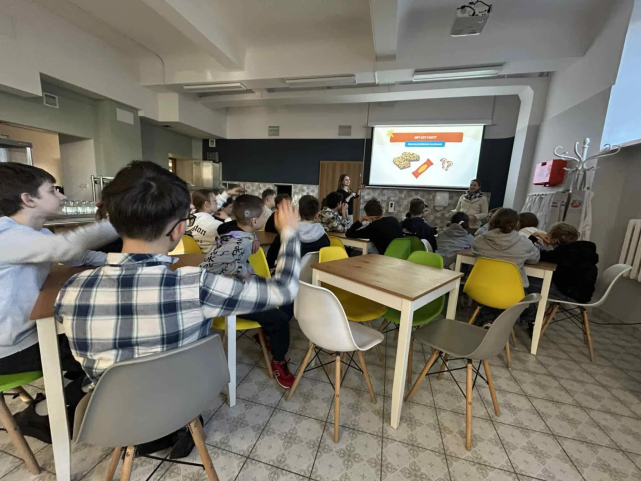 Uczniowie na warsztatach kulinarno – edukacyjnych „Lekcja zdrowia”