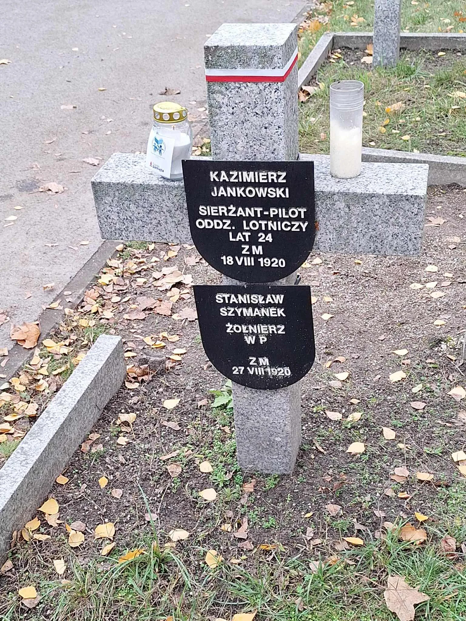 Uczniowie odwiedzają groby zasłużonych