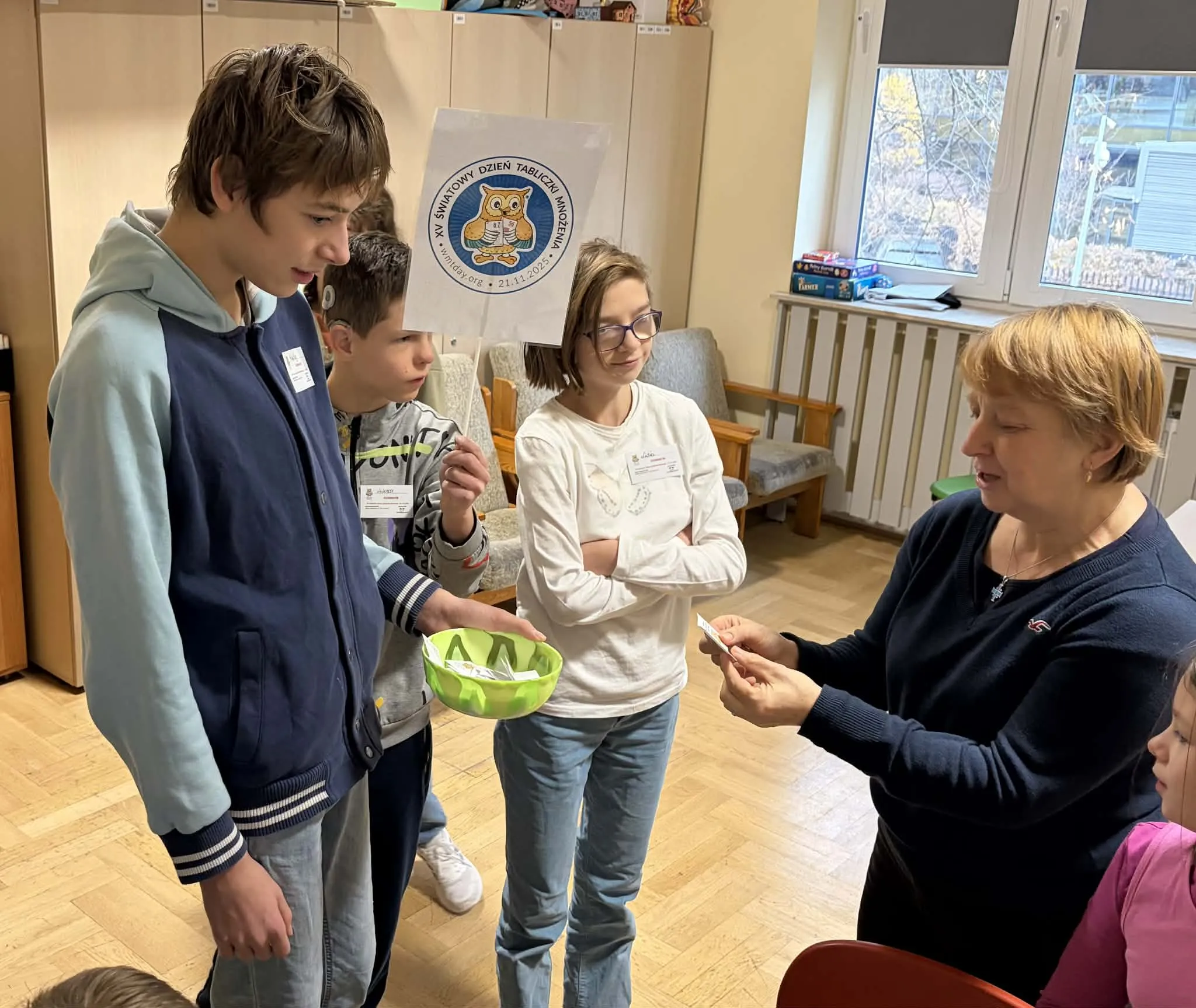 Delegacja uczniów sprawdzająca znajomość tabliczki uczniów wśród pracowników szkoły