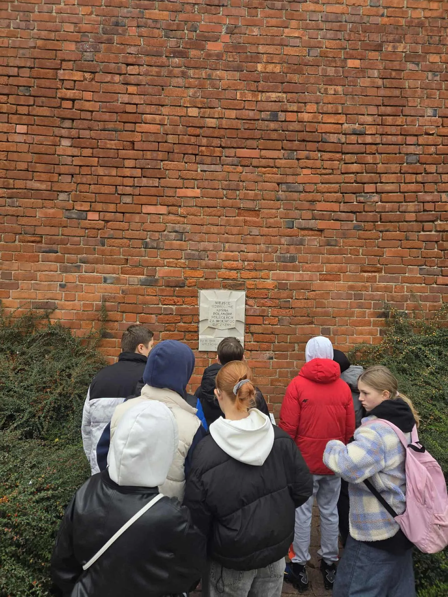 Uczniowie odwiedzają groby zasłużonych