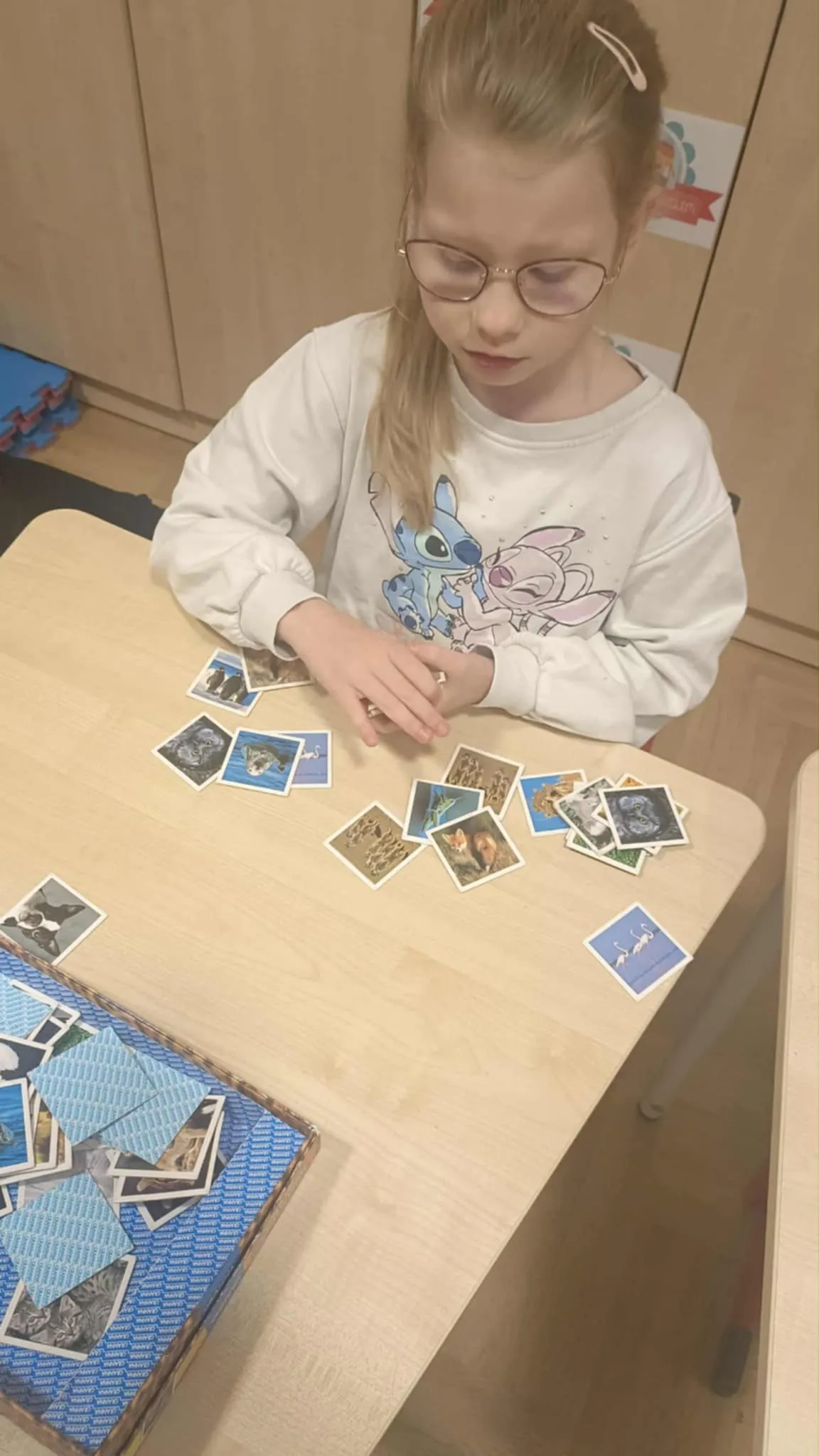 Uczniowie grający w memory