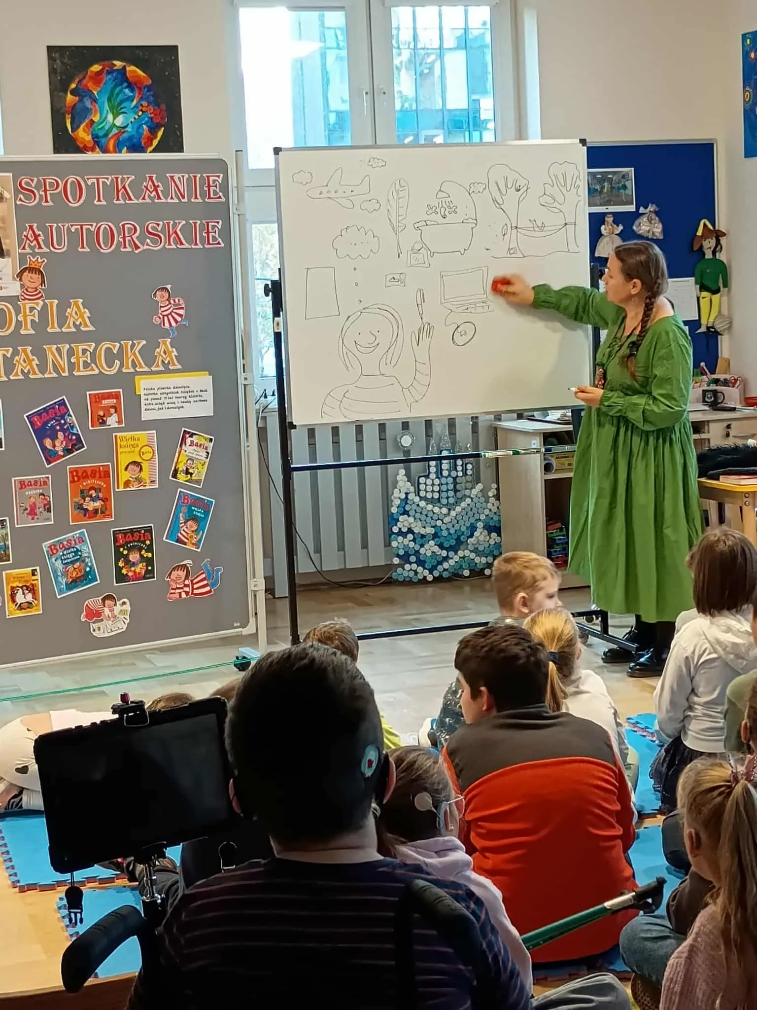 Uczniowie słuchający opowieści pani Zofii 