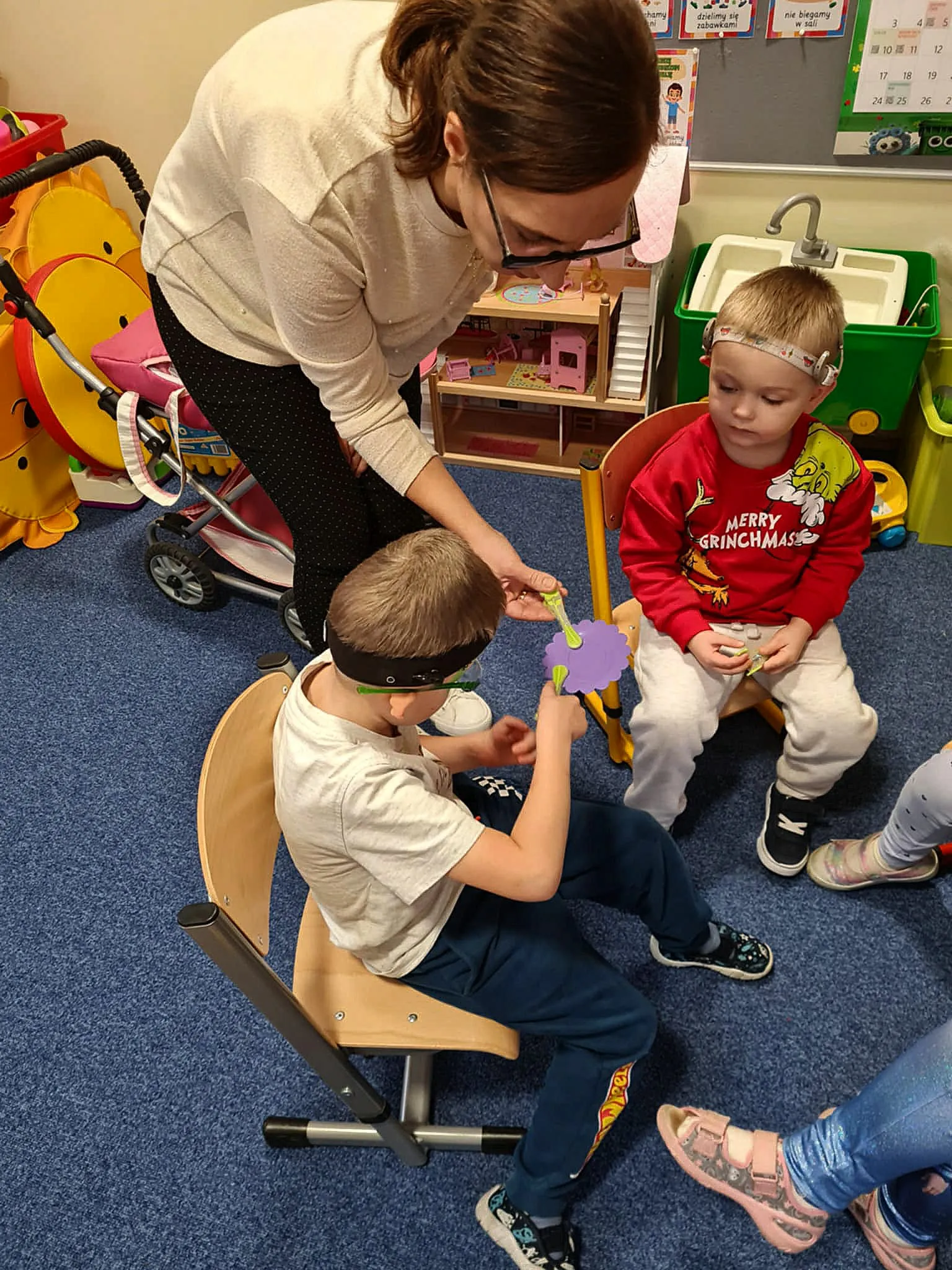 Przypinanie spinaczy do kartki przez przedszkolaków