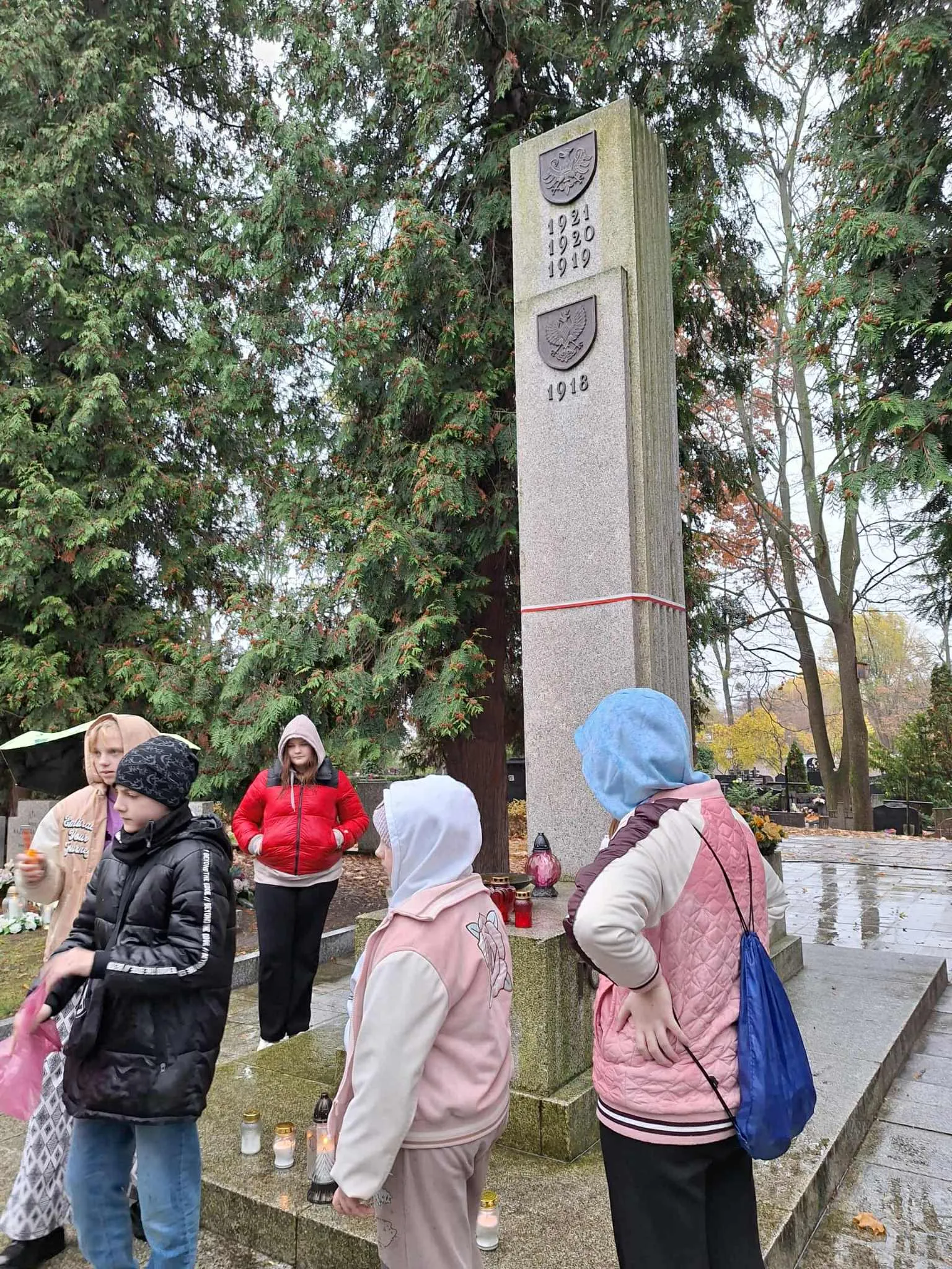 Uczniowie odwiedzają groby zasłużonych