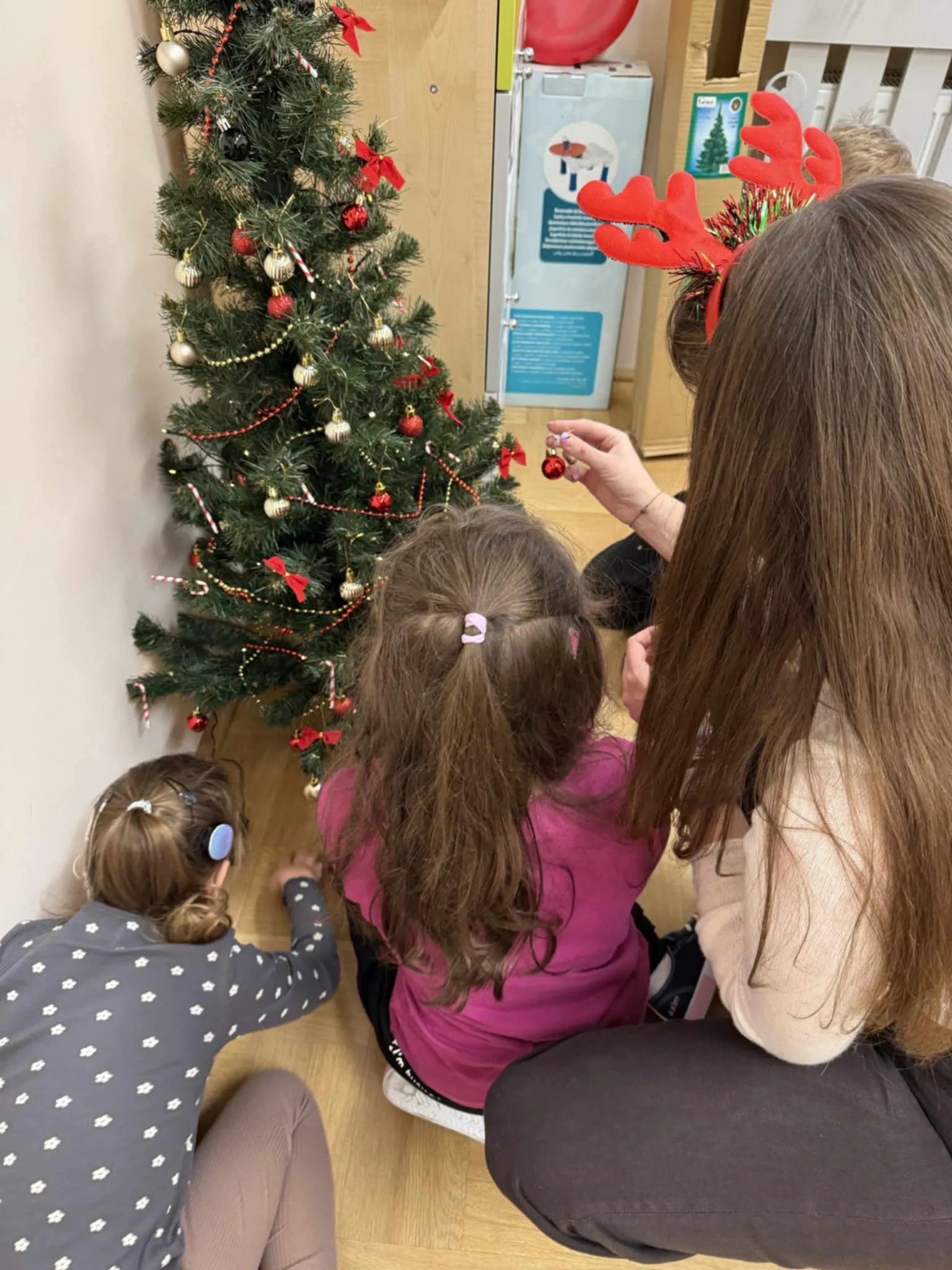 Współne ubieranie choinki przez klasę