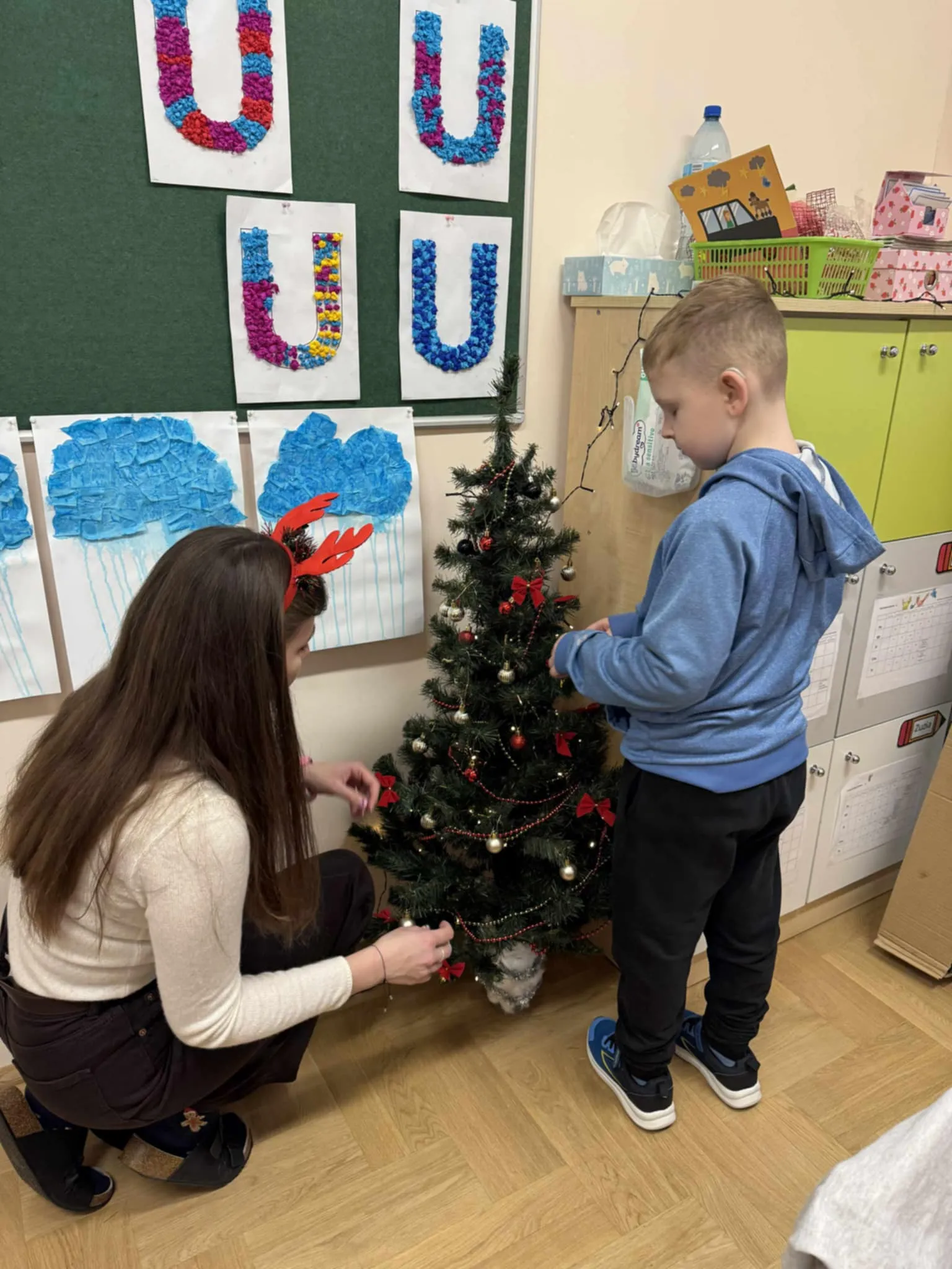 Współne ubieranie choinki przez klasę