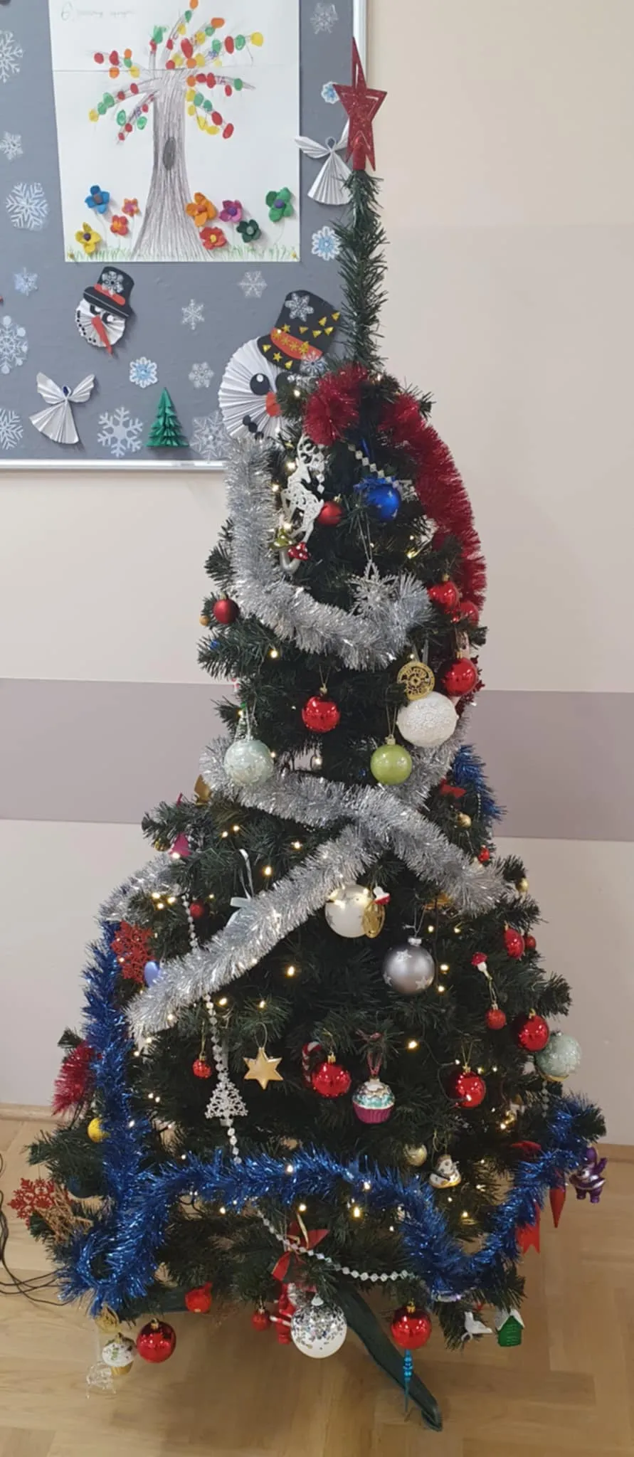 Choinka ubrana przez uczniów