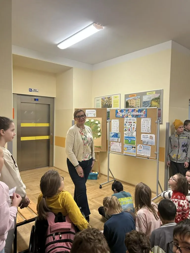 Nauczciel opowiadający uczniom o Dniu Życzliwości