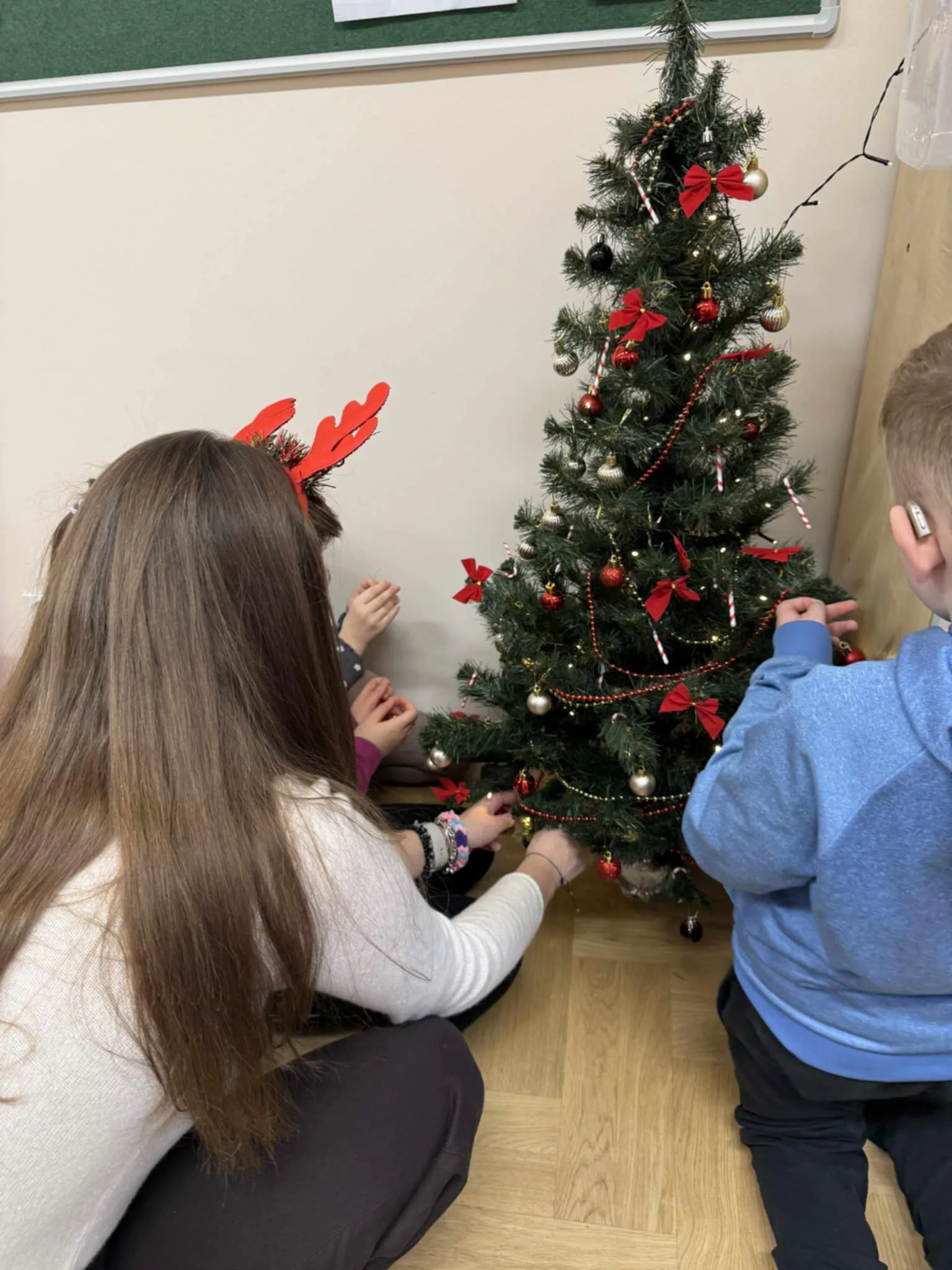 Współne ubieranie choinki przez klasę