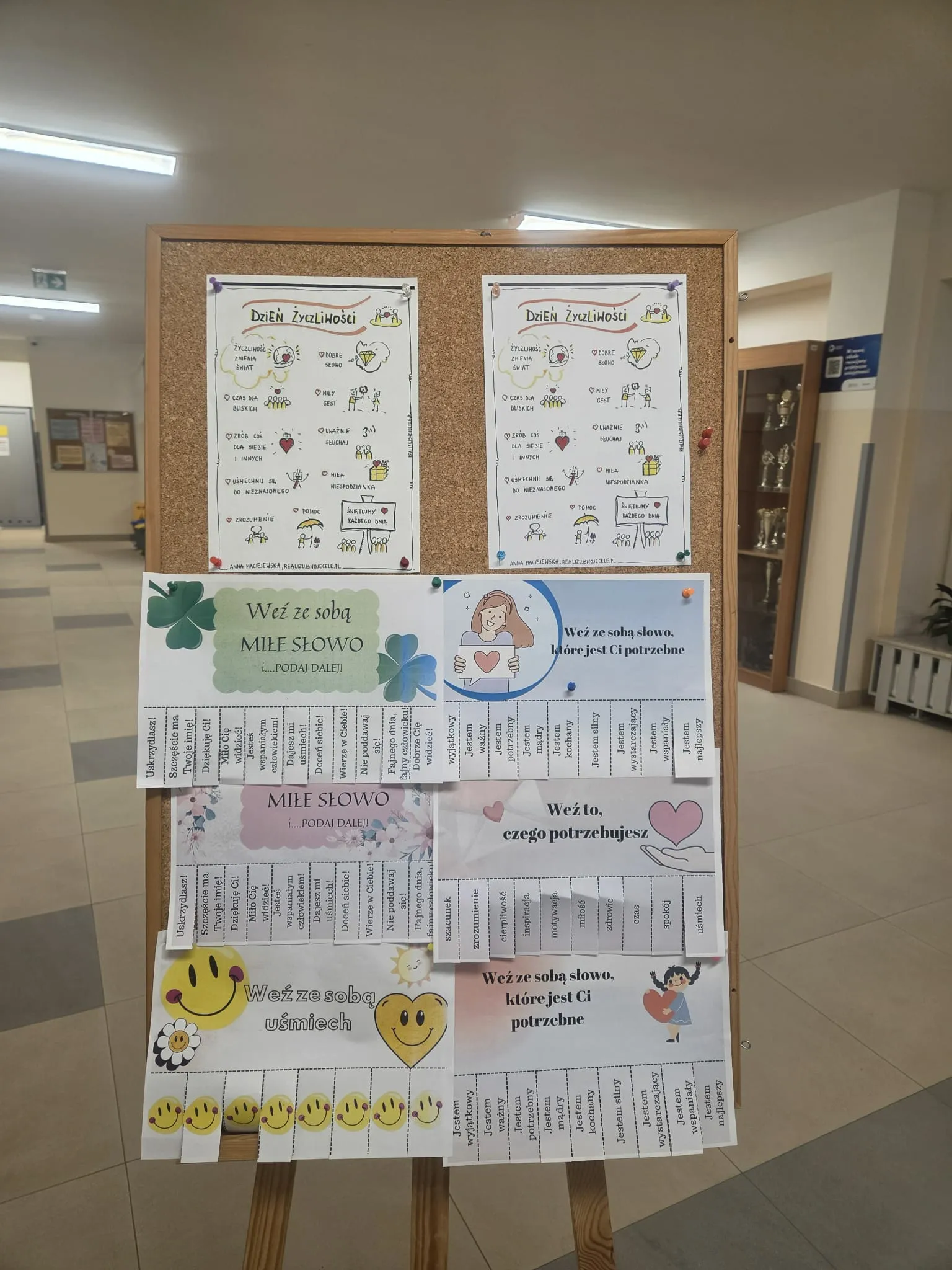 Tablica życzliwości z odrywanymi kartakmi