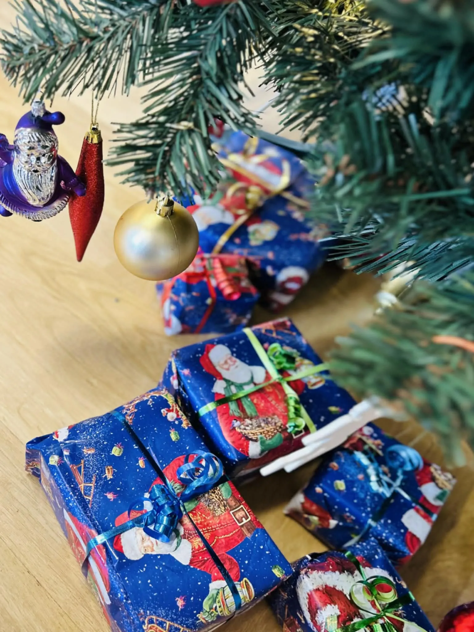 Prezenty pod choinką.