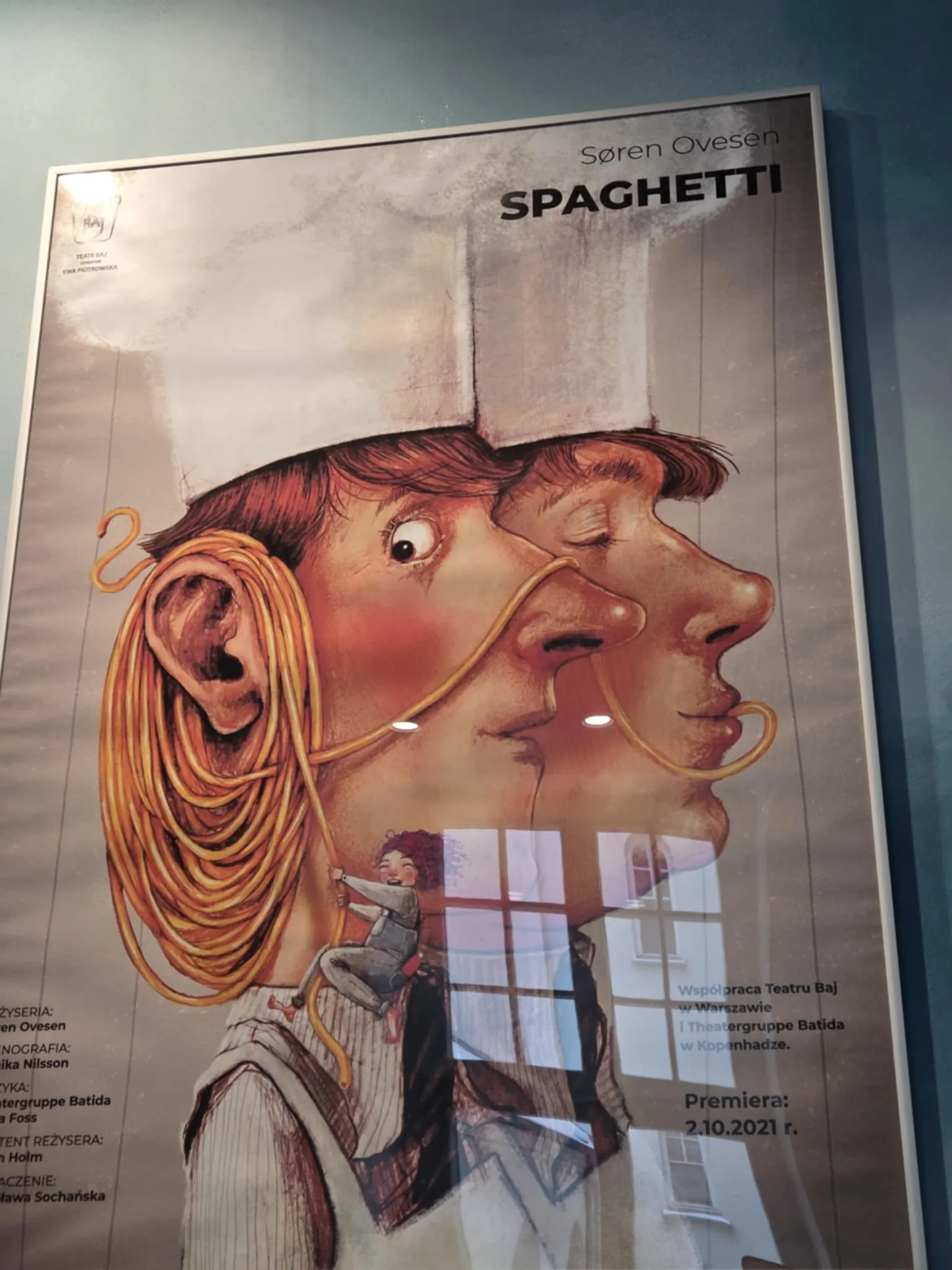 Plakat spektaklu „Spaghetti” autorstwa Søréna Ovesena przedstawiający dwie profile twarzy połączone nitkami spaghetti.