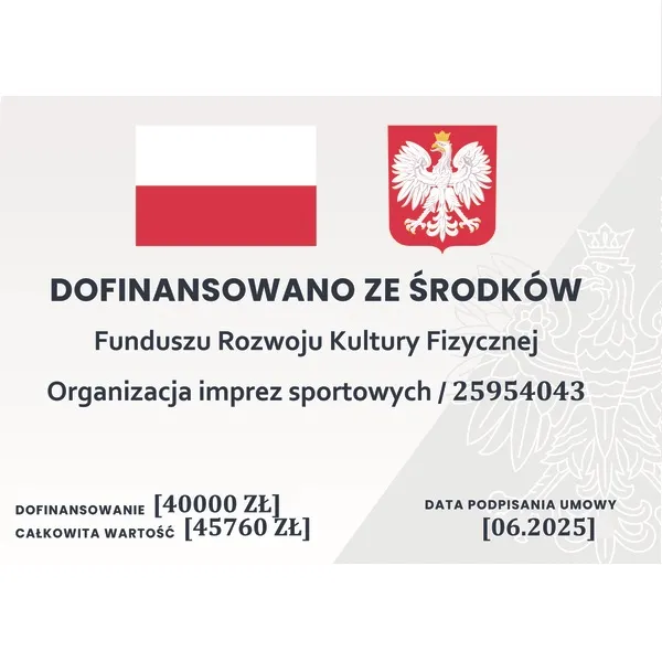 „Plansza informacyjna o dofinansowaniu ze środków Funduszu Rozwoju Kultury Fizycznej – flaga Polski, godło oraz informacje o kwocie i dacie umowy.”