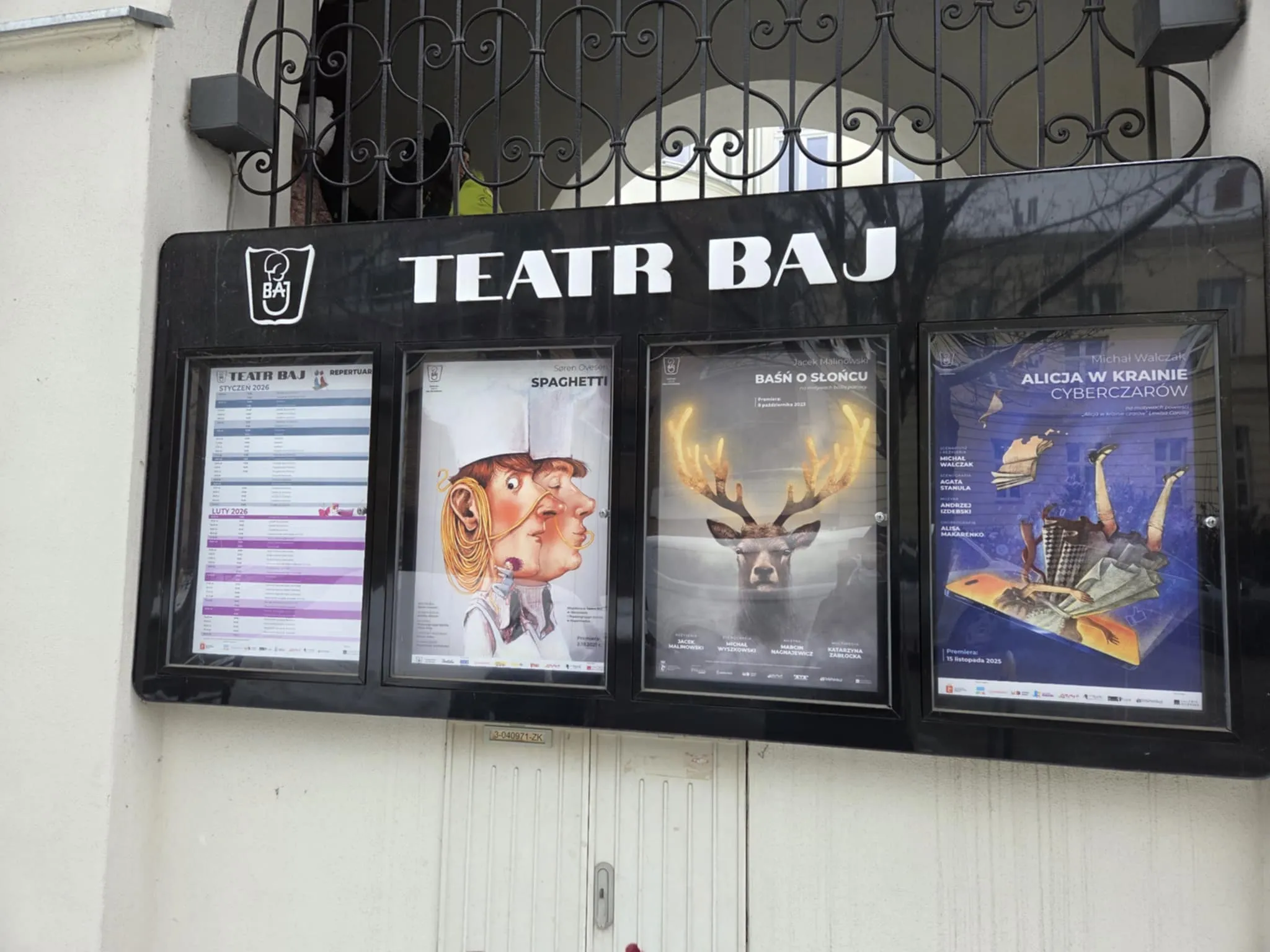 Gabloty przed wejściem do Teatru Baj z afiszami spektakli dla dzieci oraz repertuarem teatru.