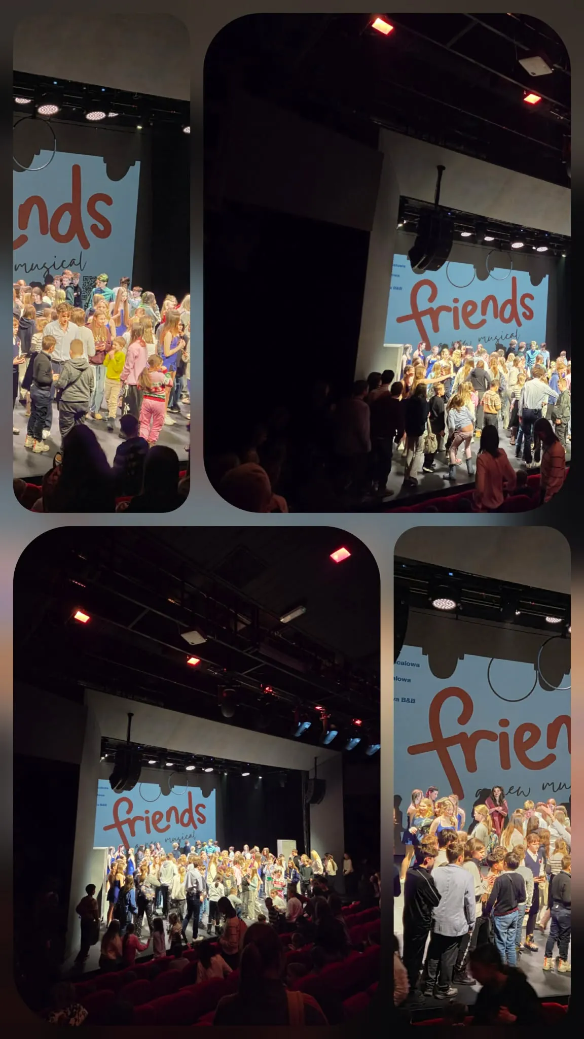 Kolaż zdjęć ze sceny teatralnej przedstawiający dużą grupę dzieci i młodzieży zgromadzonych na scenie po zakończeniu musicalu „Friends”. Widoczna jest scenografia z tytułem spektaklu oraz publiczność podchodząca do sceny.