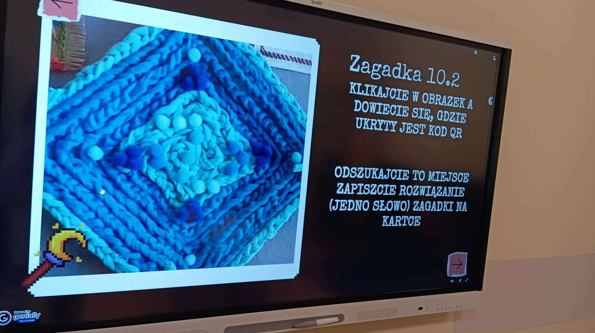 zadanie z escape room wyświetlone na tablicy