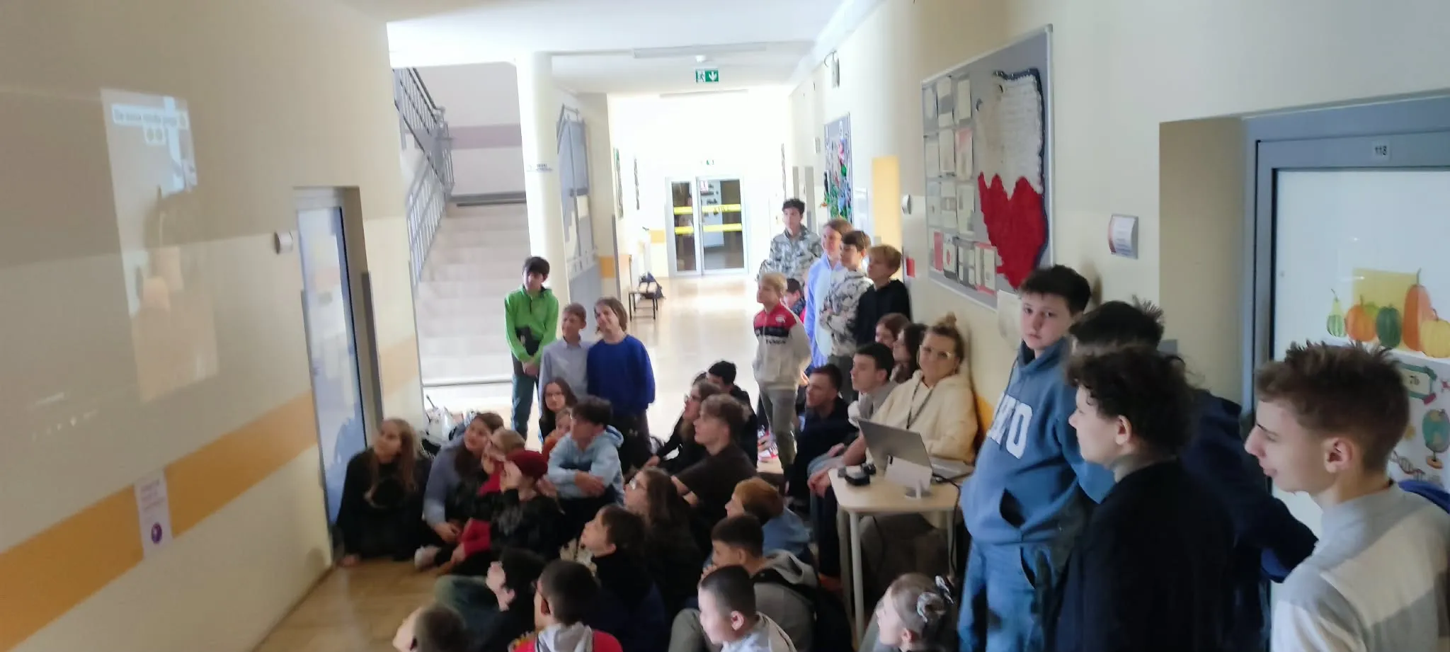 Uczniowie oglądają filmy wyświetlane na projektorze