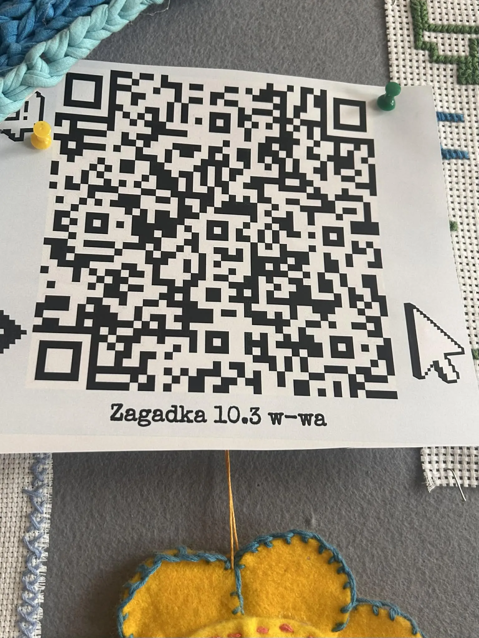 kod QR umieszczony do tablicy