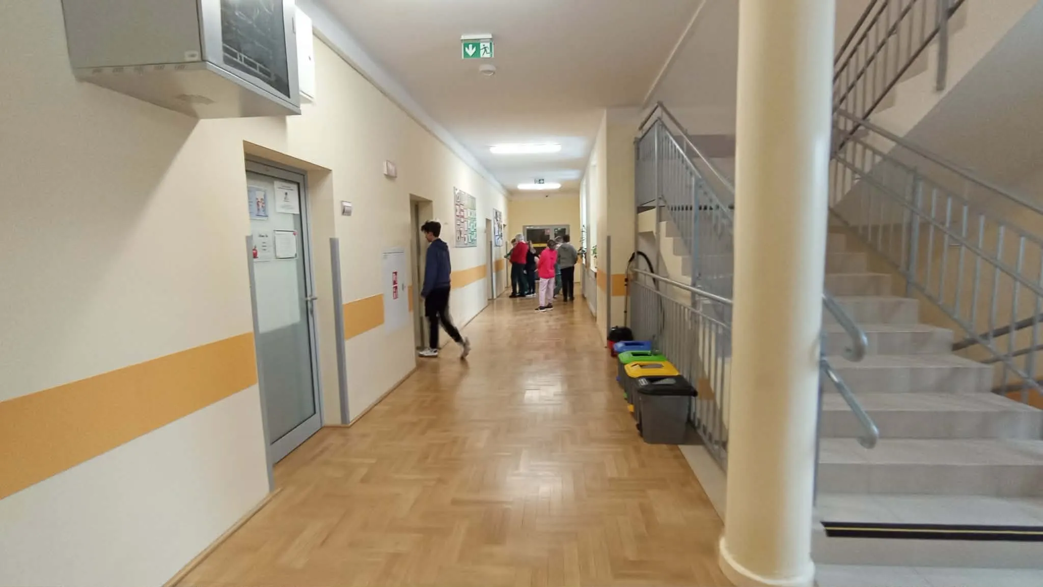 uczniowie na korytarz szkolnym w poszukiwaniu ukrytych kodów QR