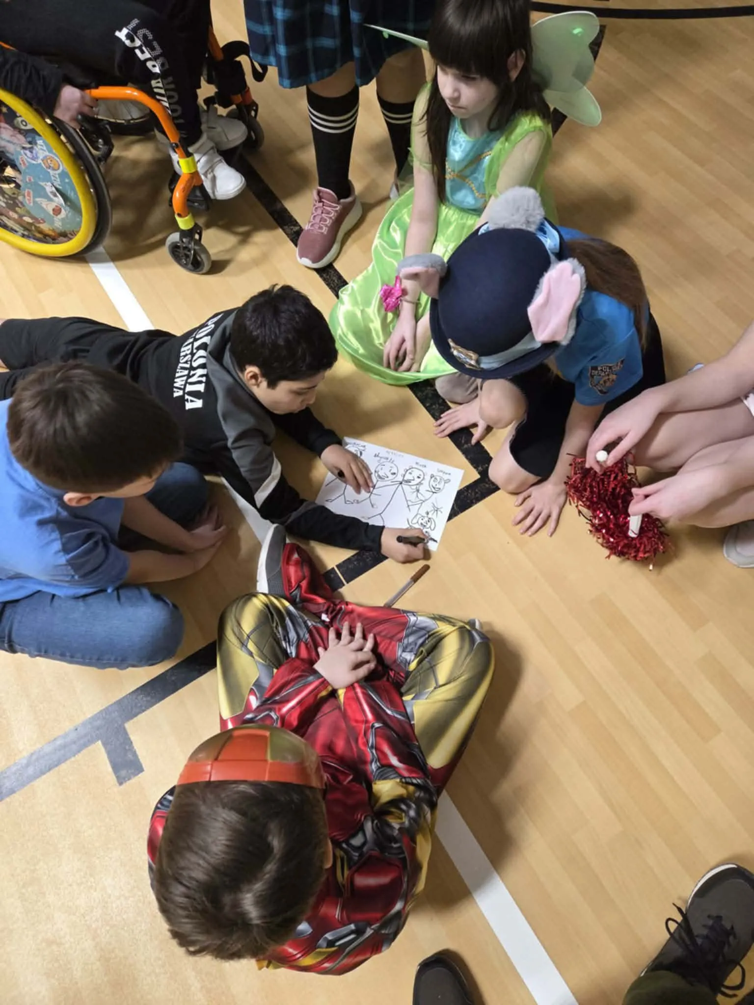 Uczniowie rozwiązują zadanie na podłodze